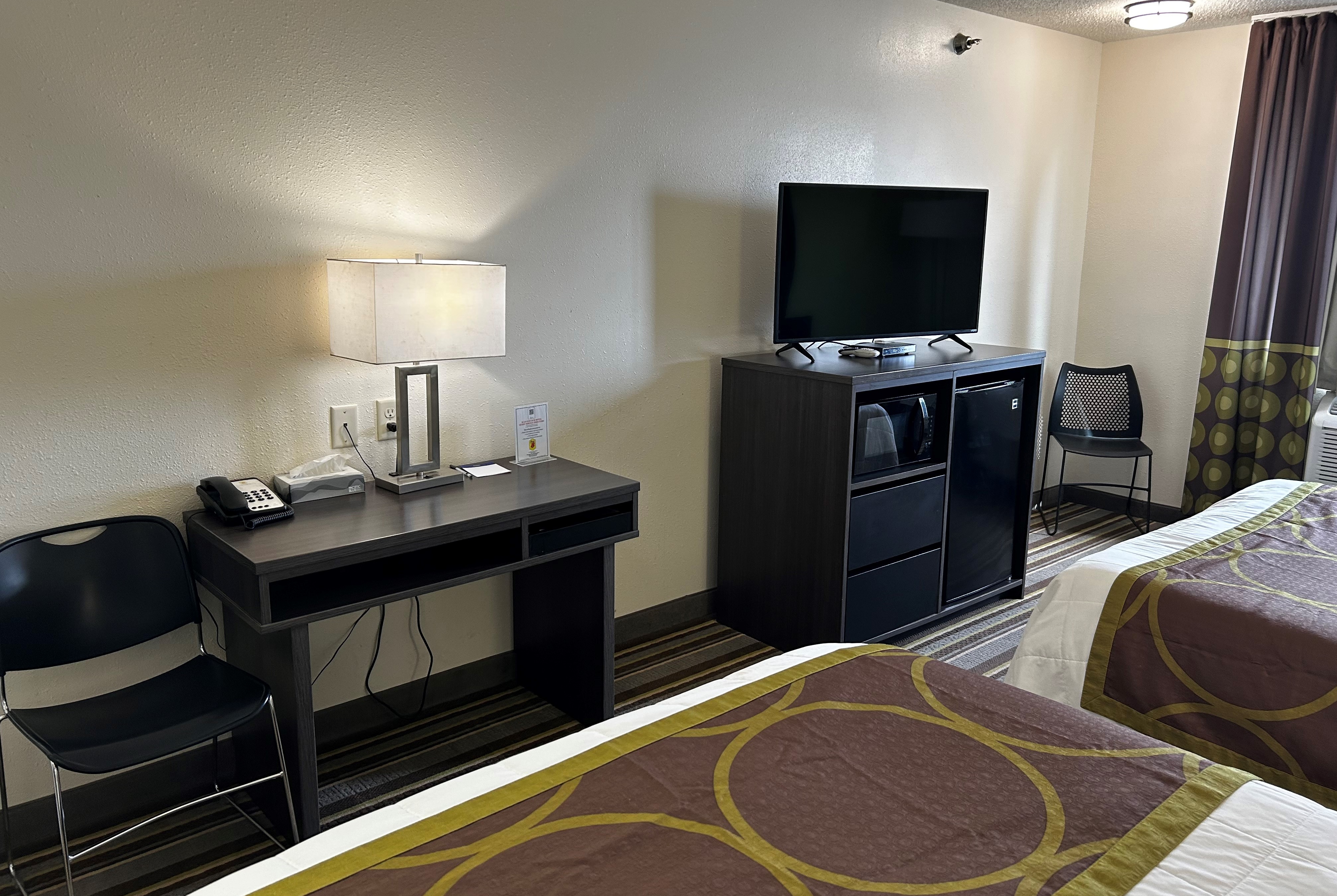 Queen bed guest room at the Super 8 by Wyndham Nebraska City in Percival, Iowa