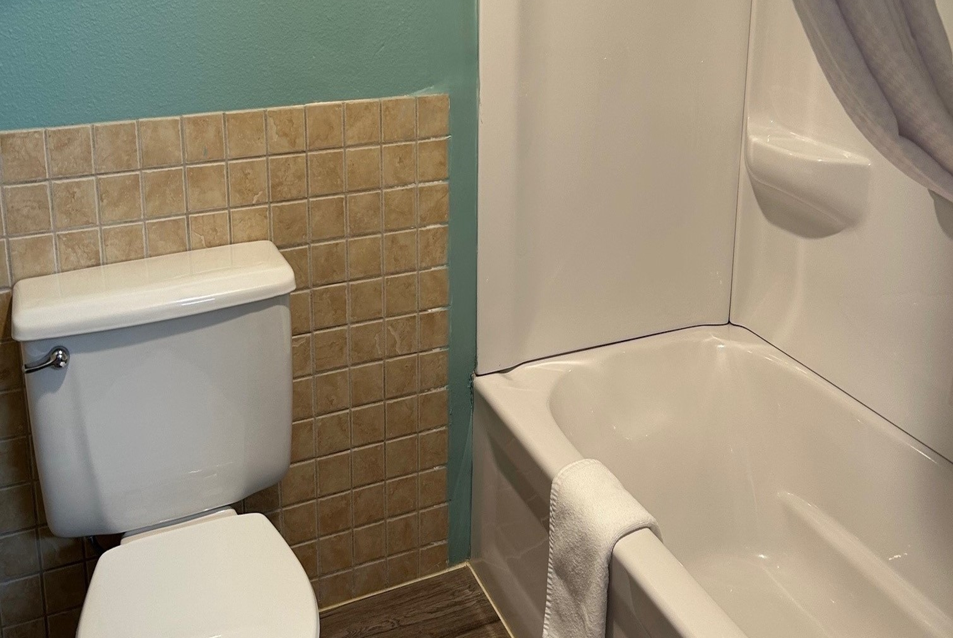 Guest room bath at the Super 8 by Wyndham Perry IA in Perry, Iowa