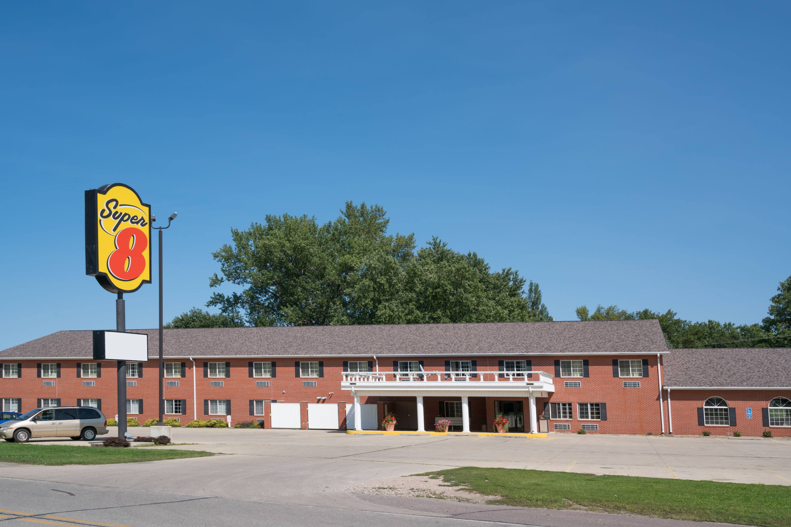 Super 8 By Wyndham Sheldon Ia Hotels