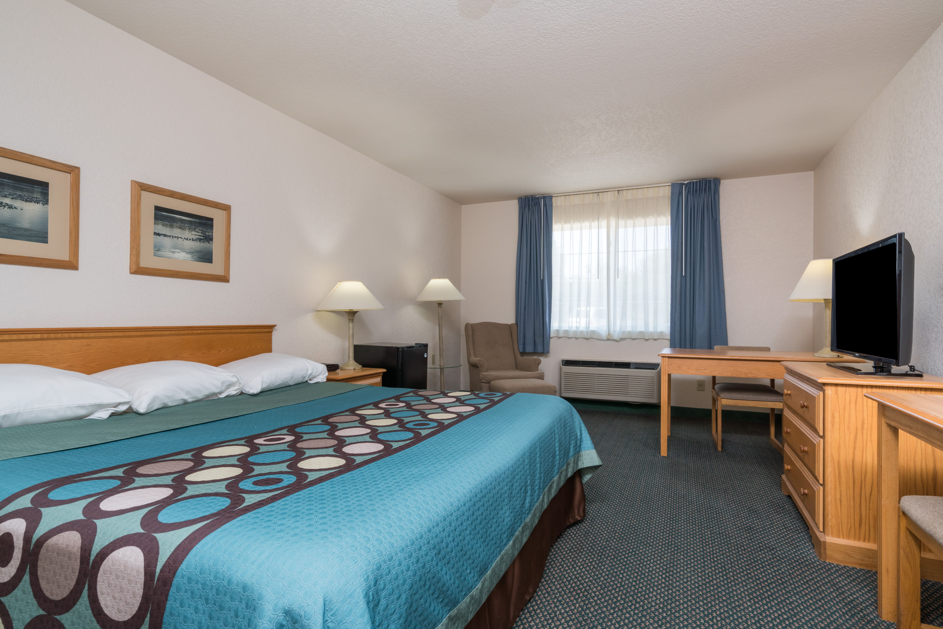 Guest room at the Super 8 by Wyndham Sheldon in Sheldon, Iowa