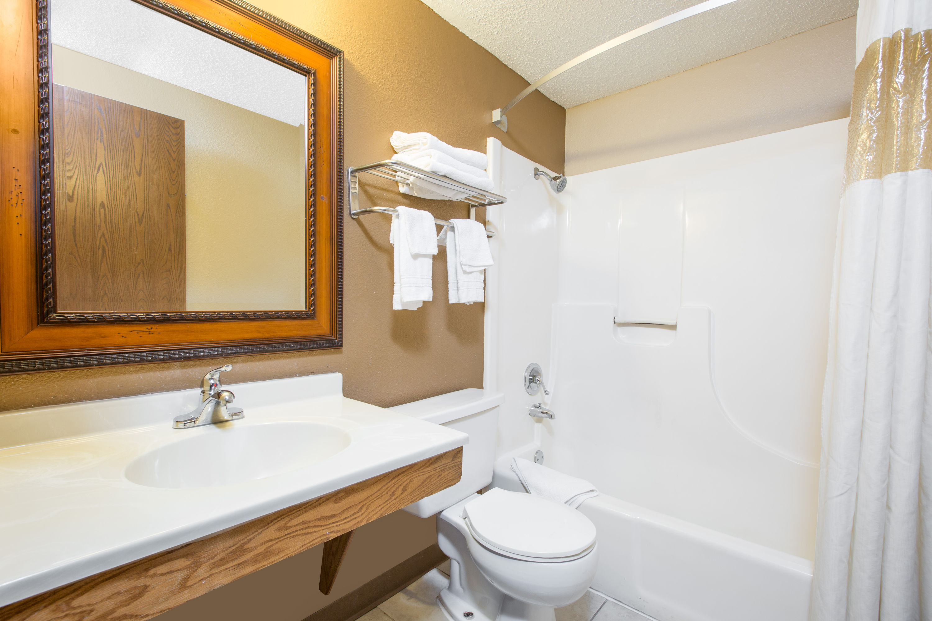 Guest room bath at the Super 8 by Wyndham Sioux City/Morningside Area in Sioux City, Iowa