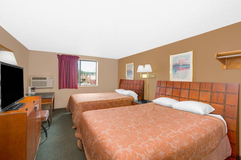 Guest room at the Super 8 Sioux City/Morningside Area in Sioux City, Iowa