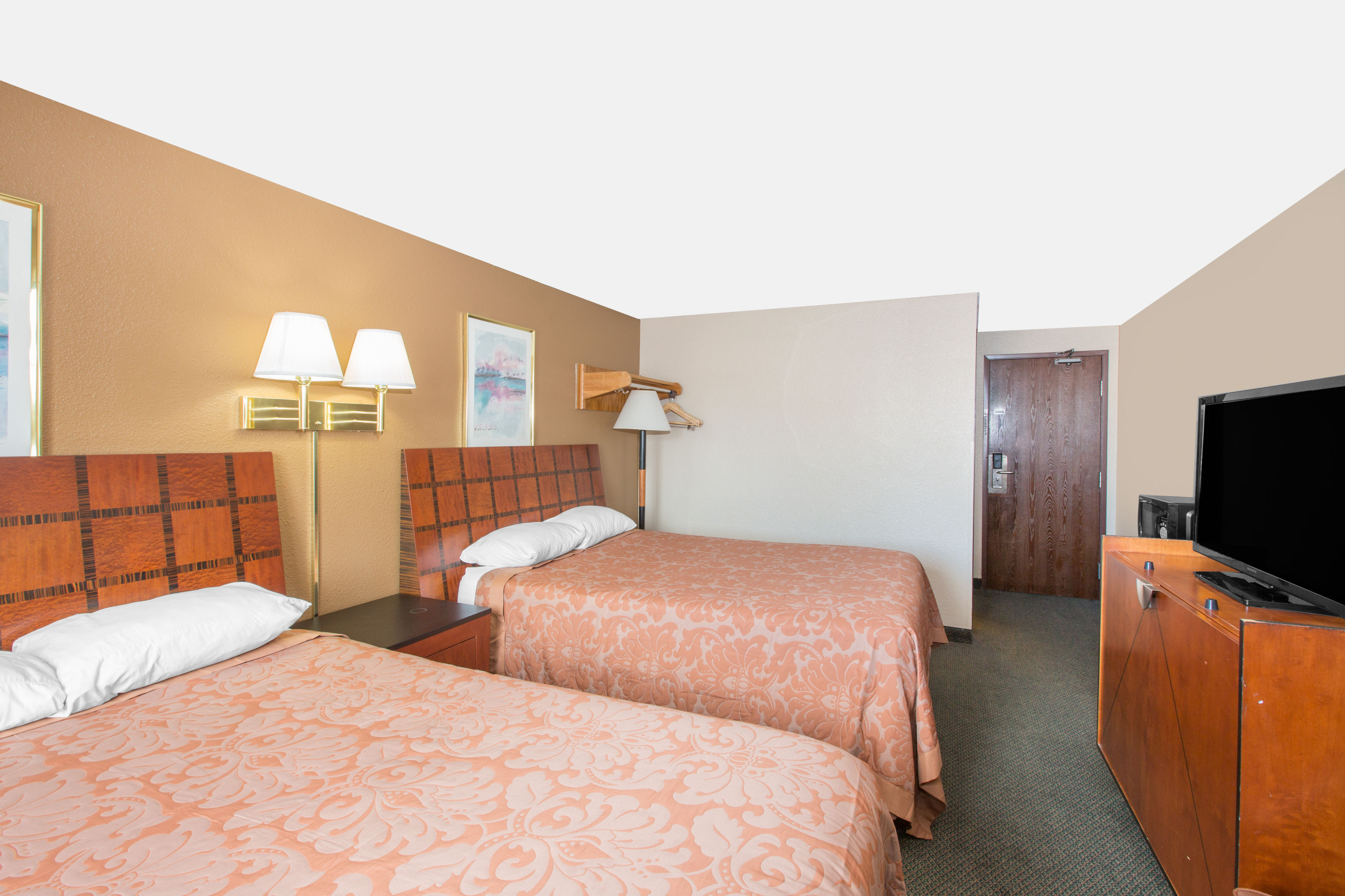 Guest room at the Super 8 by Wyndham Sioux City/Morningside Area in Sioux City, Iowa