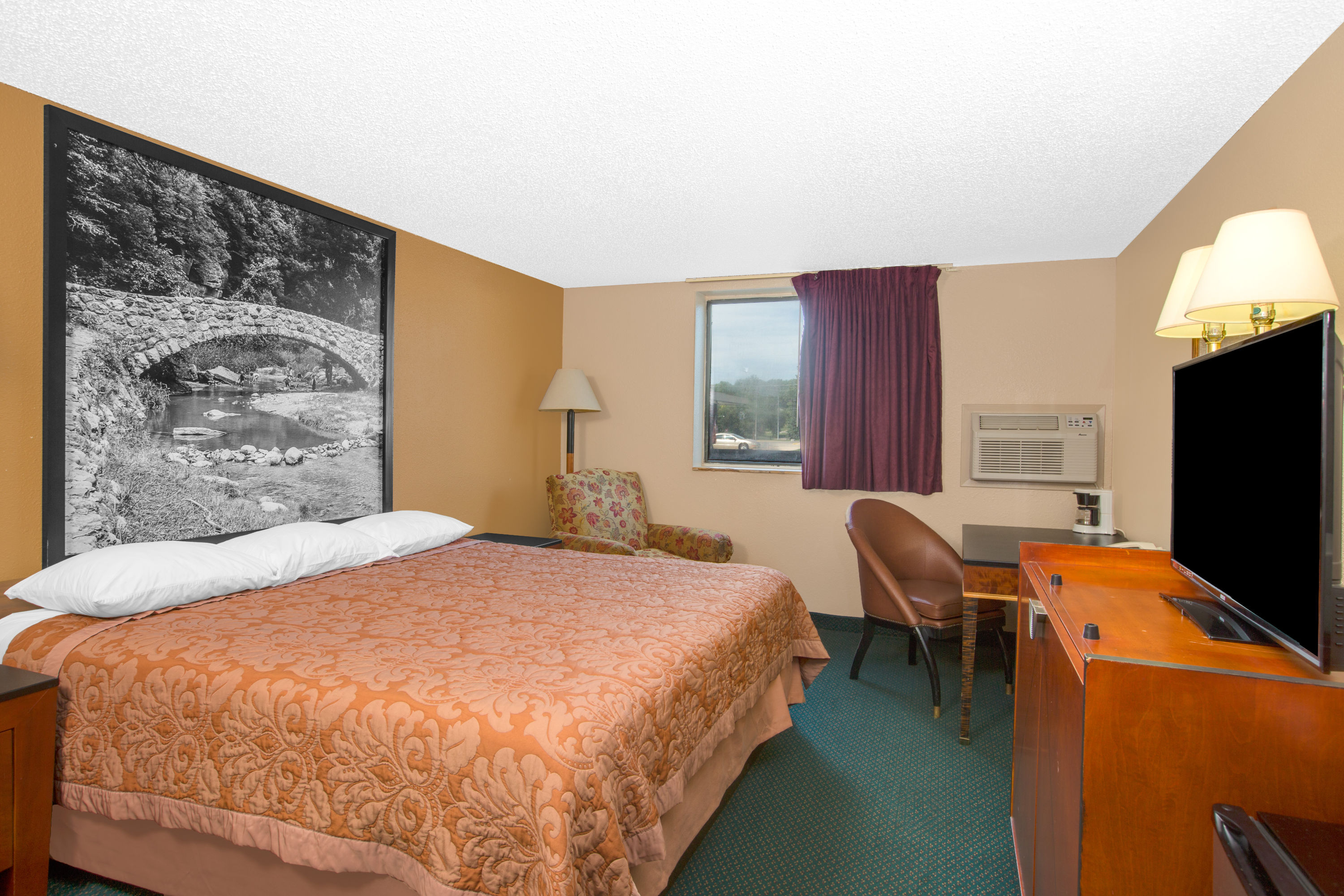 Guest room at the Super 8 by Wyndham Sioux City/Morningside Area in Sioux City, Iowa