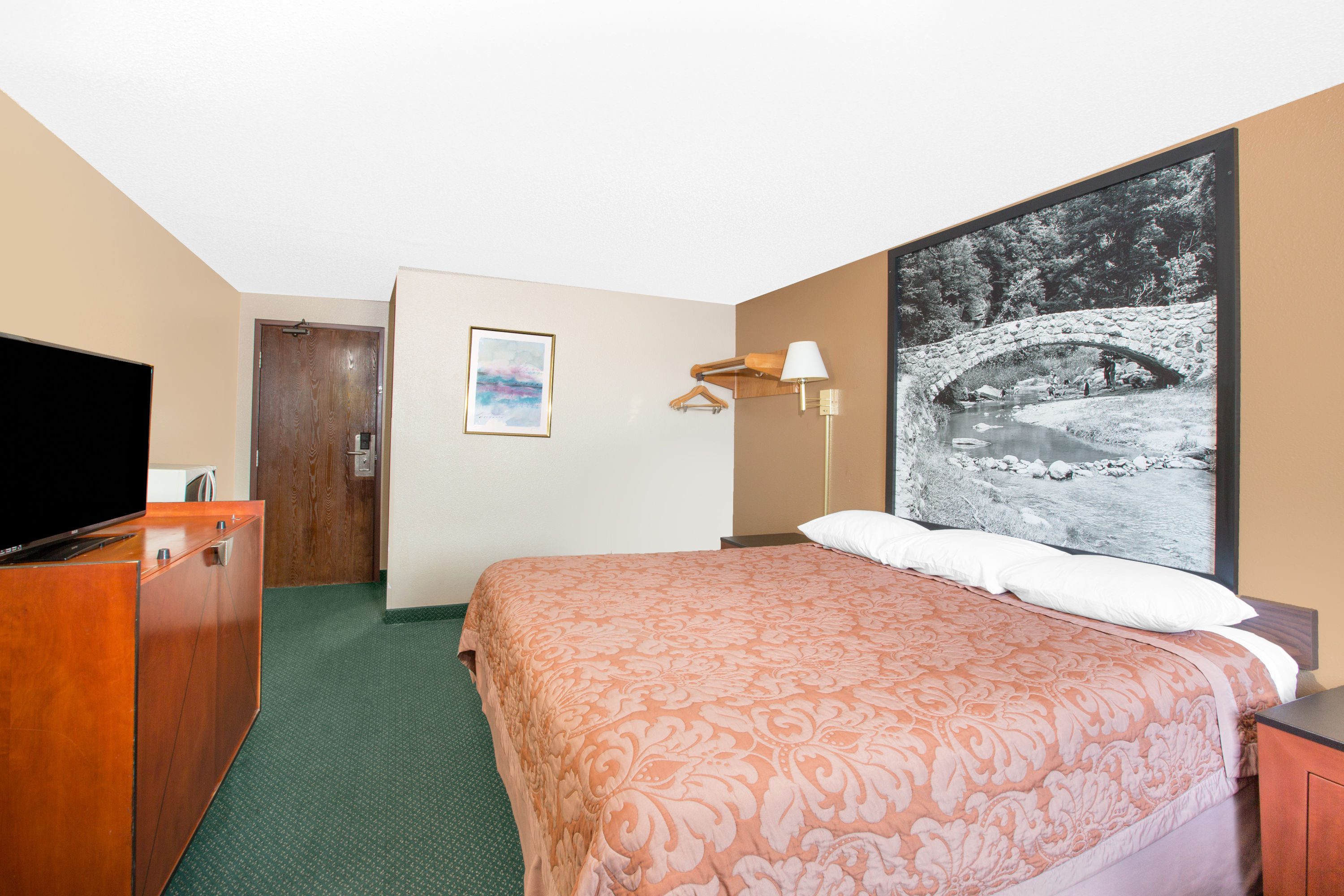 Guest room at the Super 8 by Wyndham Sioux City/Morningside Area in Sioux City, Iowa