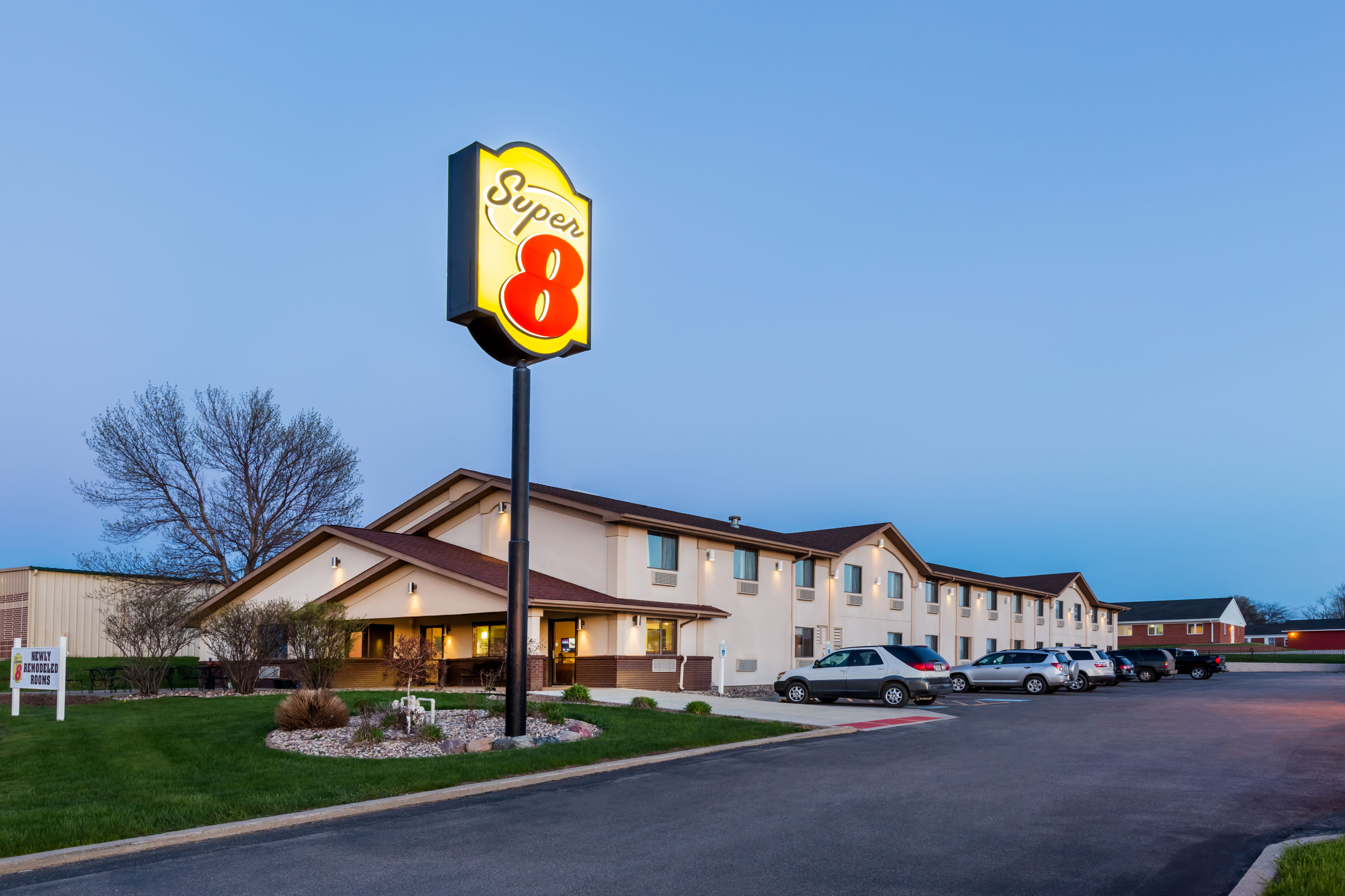 Exterior Dusk Image of Super 8 by Wyndham Spirit Lake/Okoboji hotel in Spirit Lake, Iowa