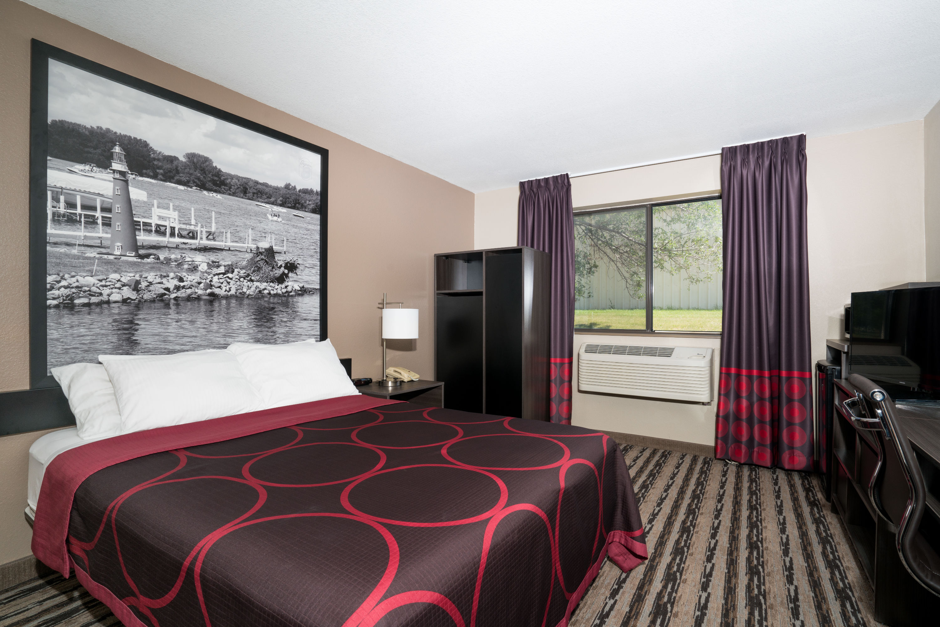 Guest room at the Super 8 by Wyndham Spirit Lake/Okoboji in Spirit Lake, Iowa
