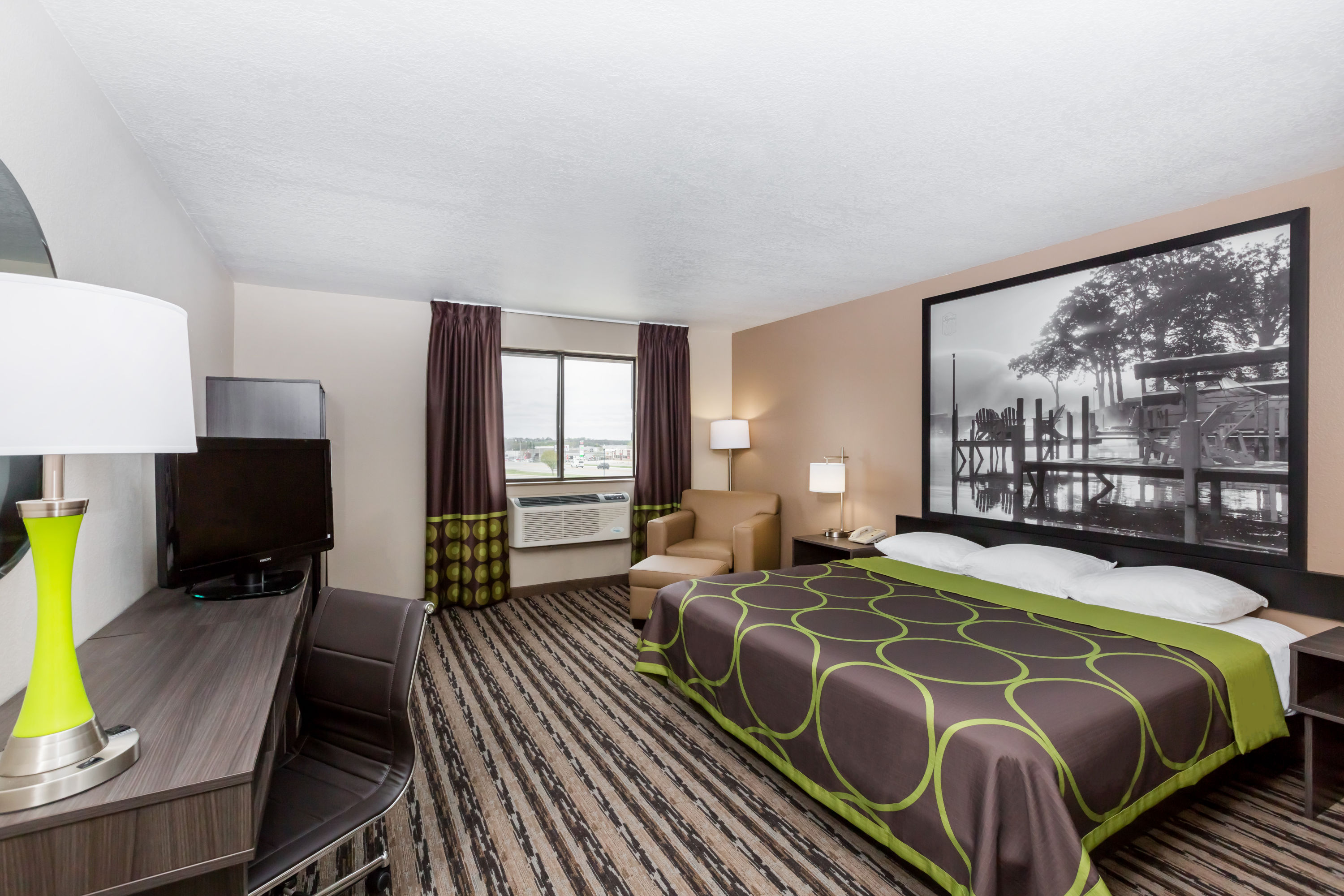 Guest room at the Super 8 by Wyndham Spirit Lake/Okoboji in Spirit Lake, Iowa