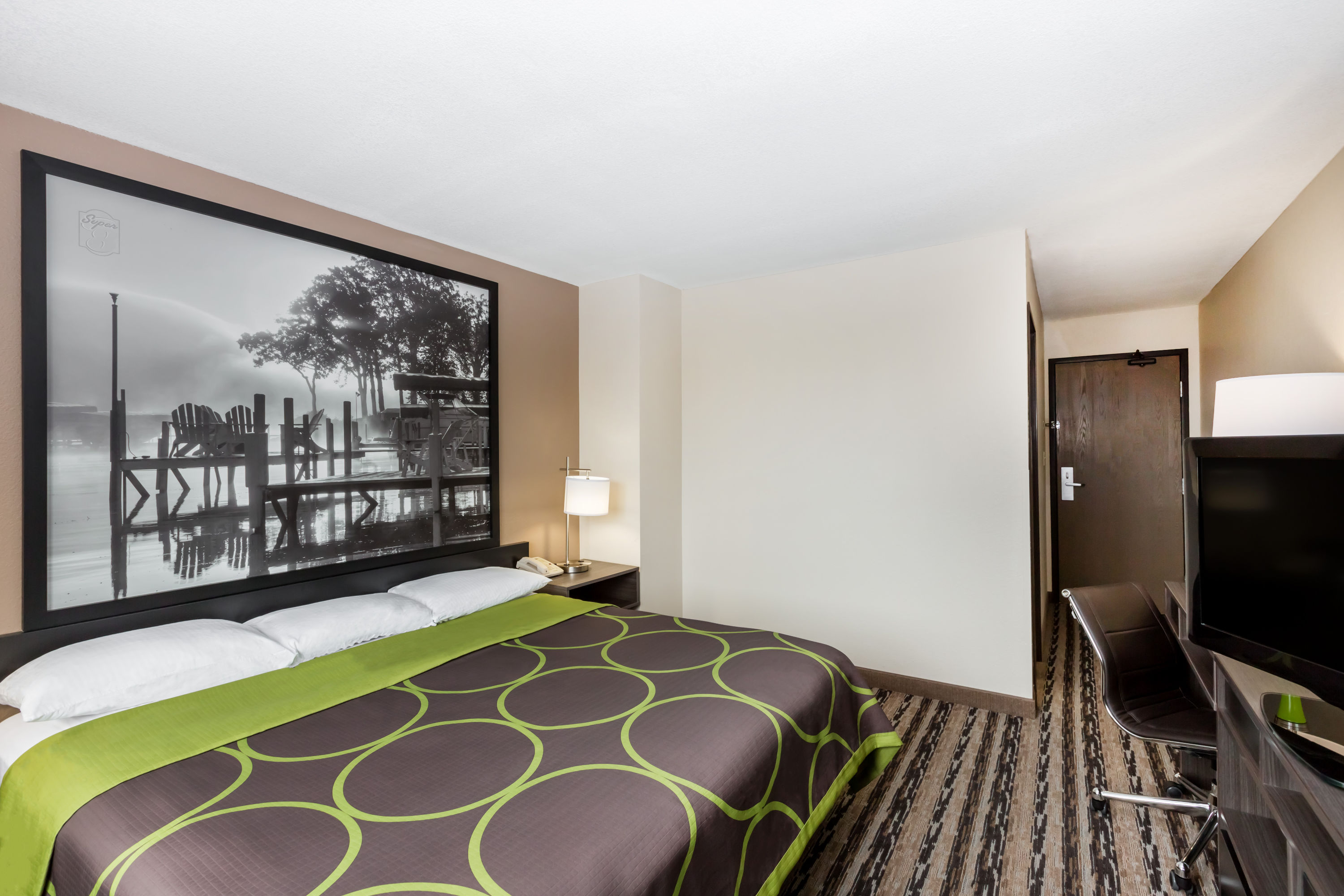 Guest room at the Super 8 by Wyndham Spirit Lake/Okoboji in Spirit Lake, Iowa