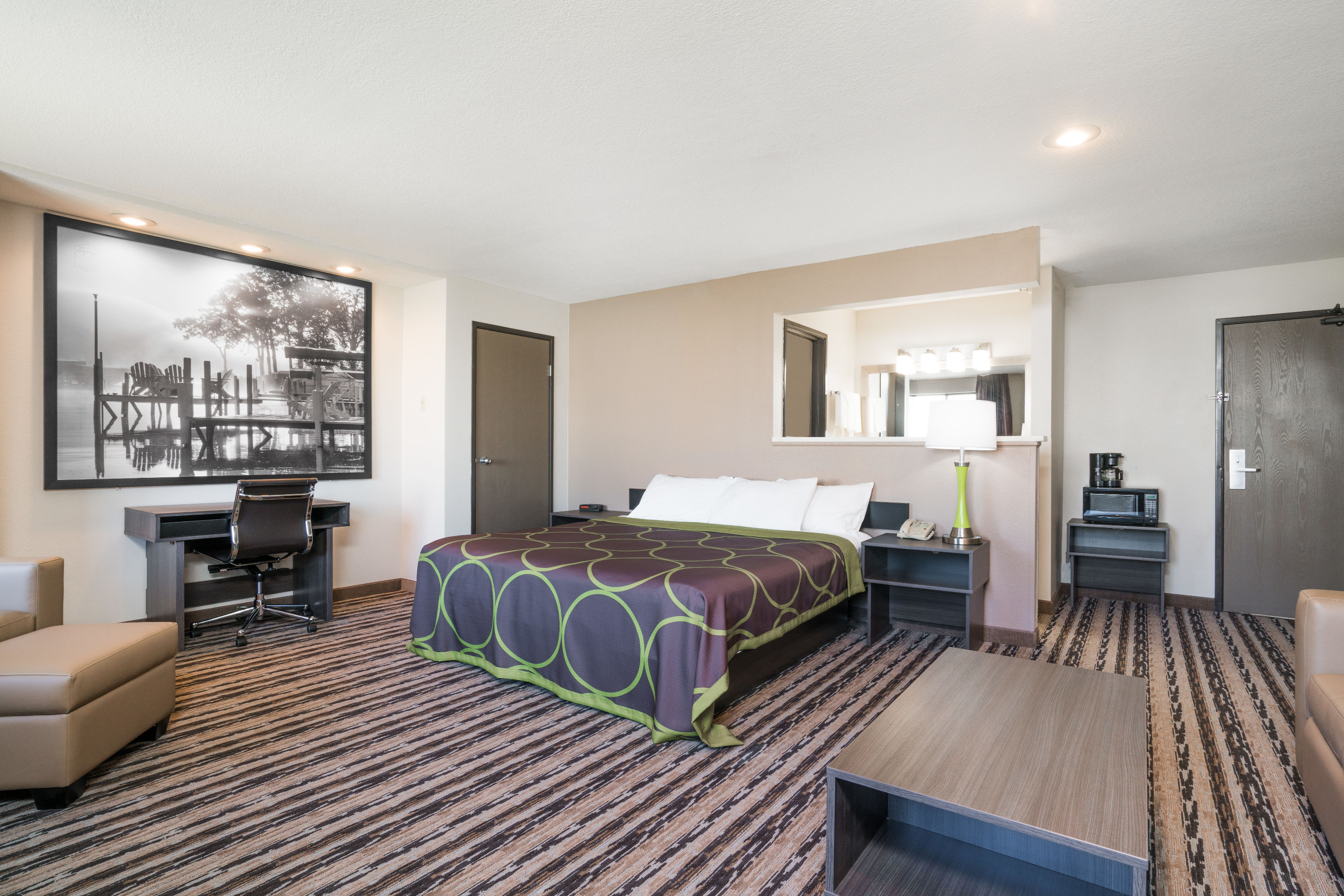 Super 8 by Wyndham Spirit Lake/Okoboji suite in Spirit Lake, Iowa