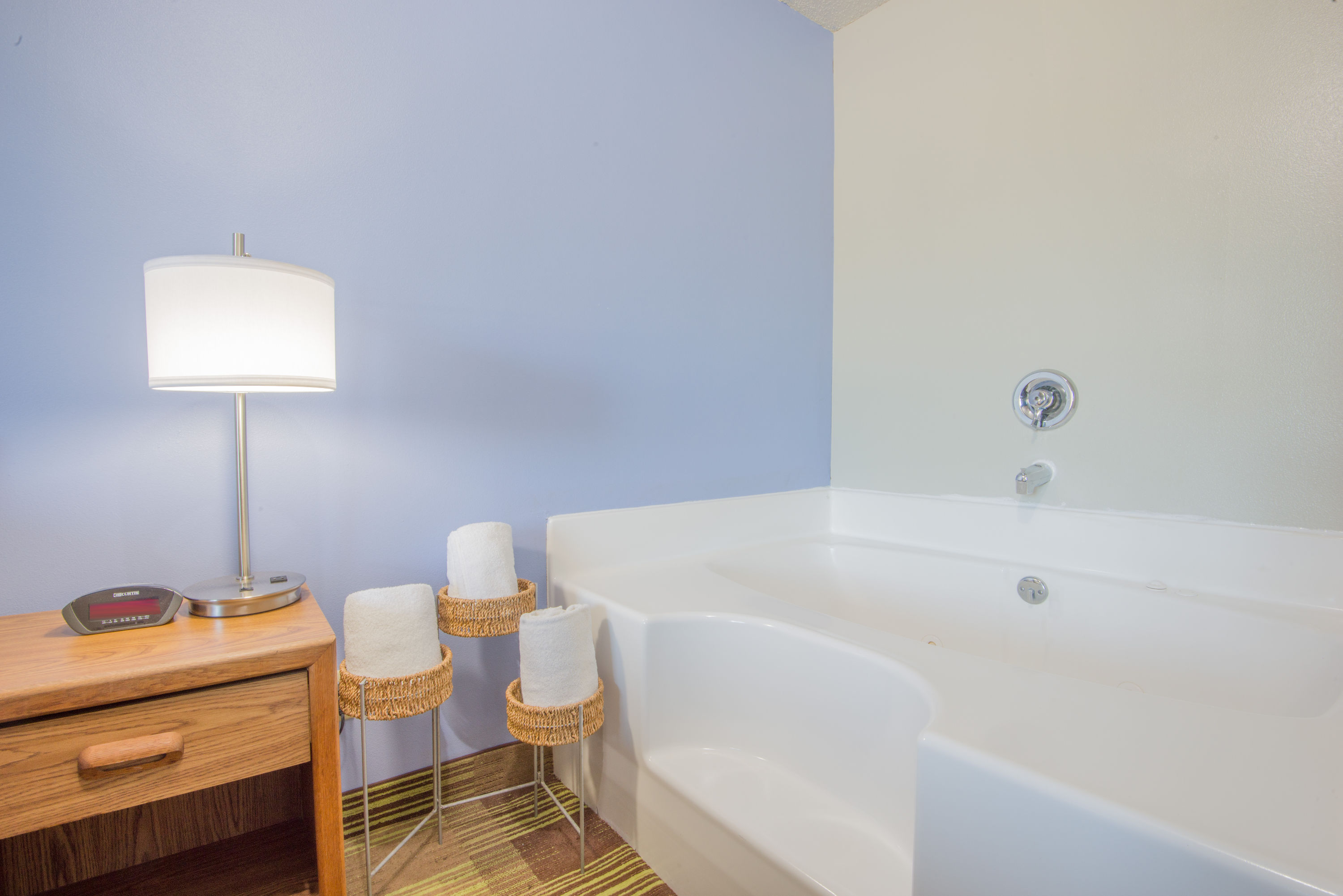 Guest room bath at the Super 8 by Wyndham Toledo in Toledo, Iowa