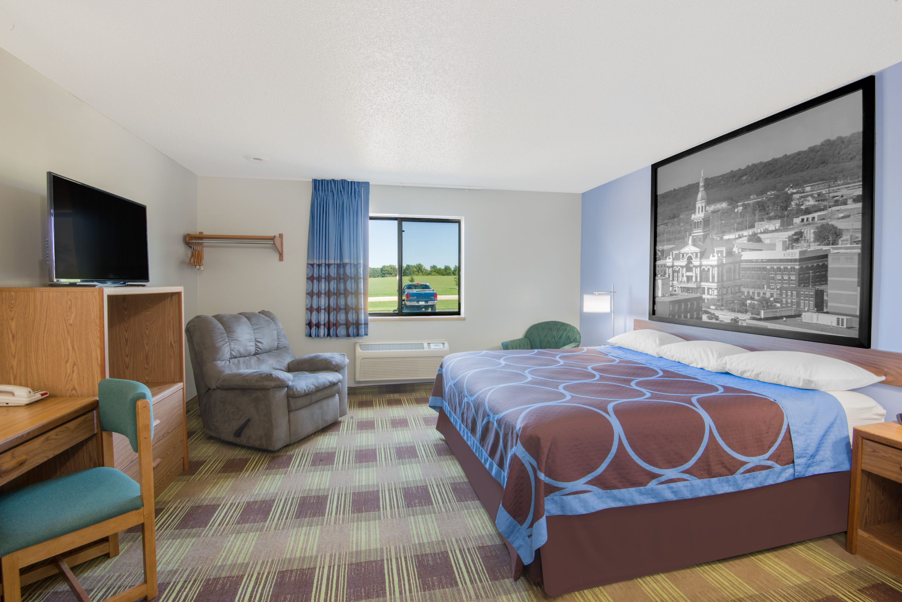 Super 8 by Wyndham Toledo suite in Toledo, Iowa