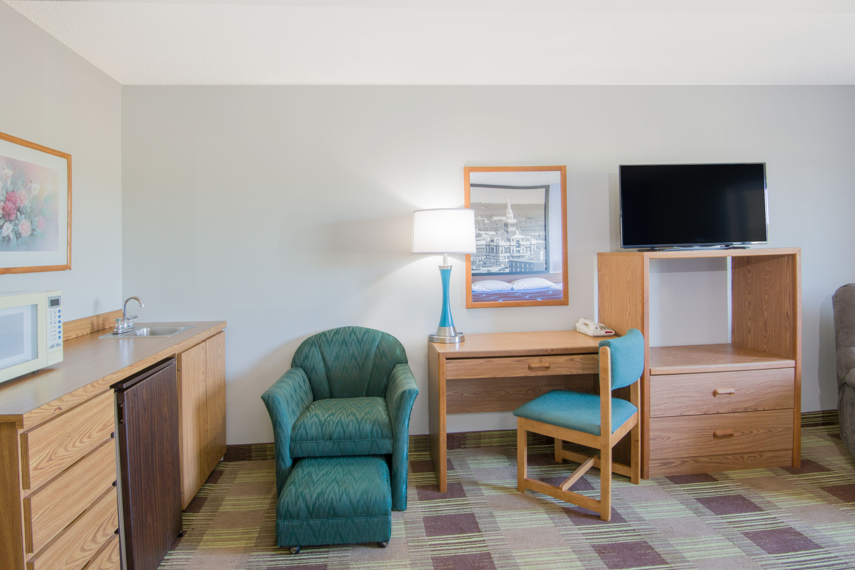 Super 8 by Wyndham Toledo suite in Toledo, Iowa