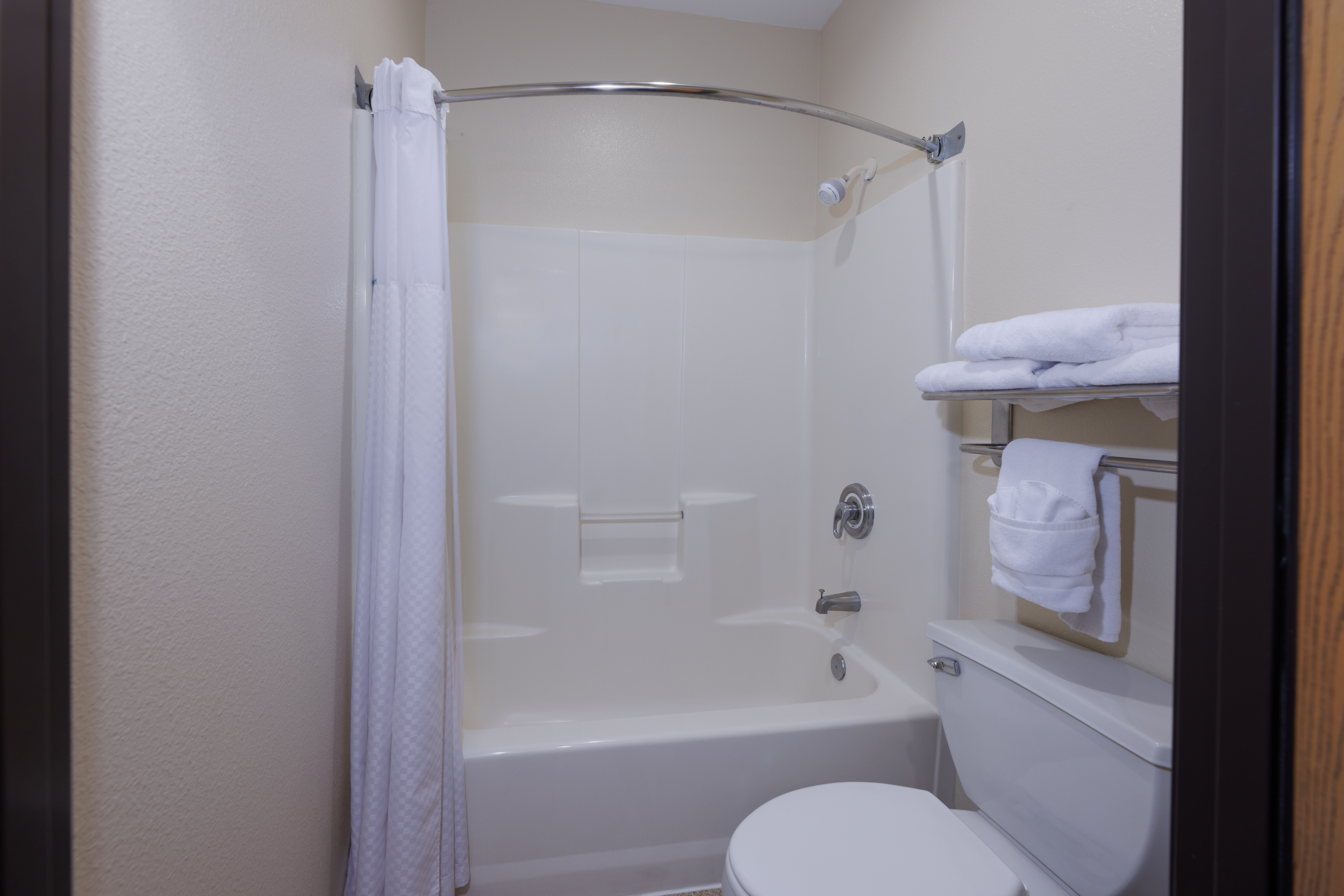 Guest room bath at the Super 8 by Wyndham Grangeville in Grangeville, Idaho