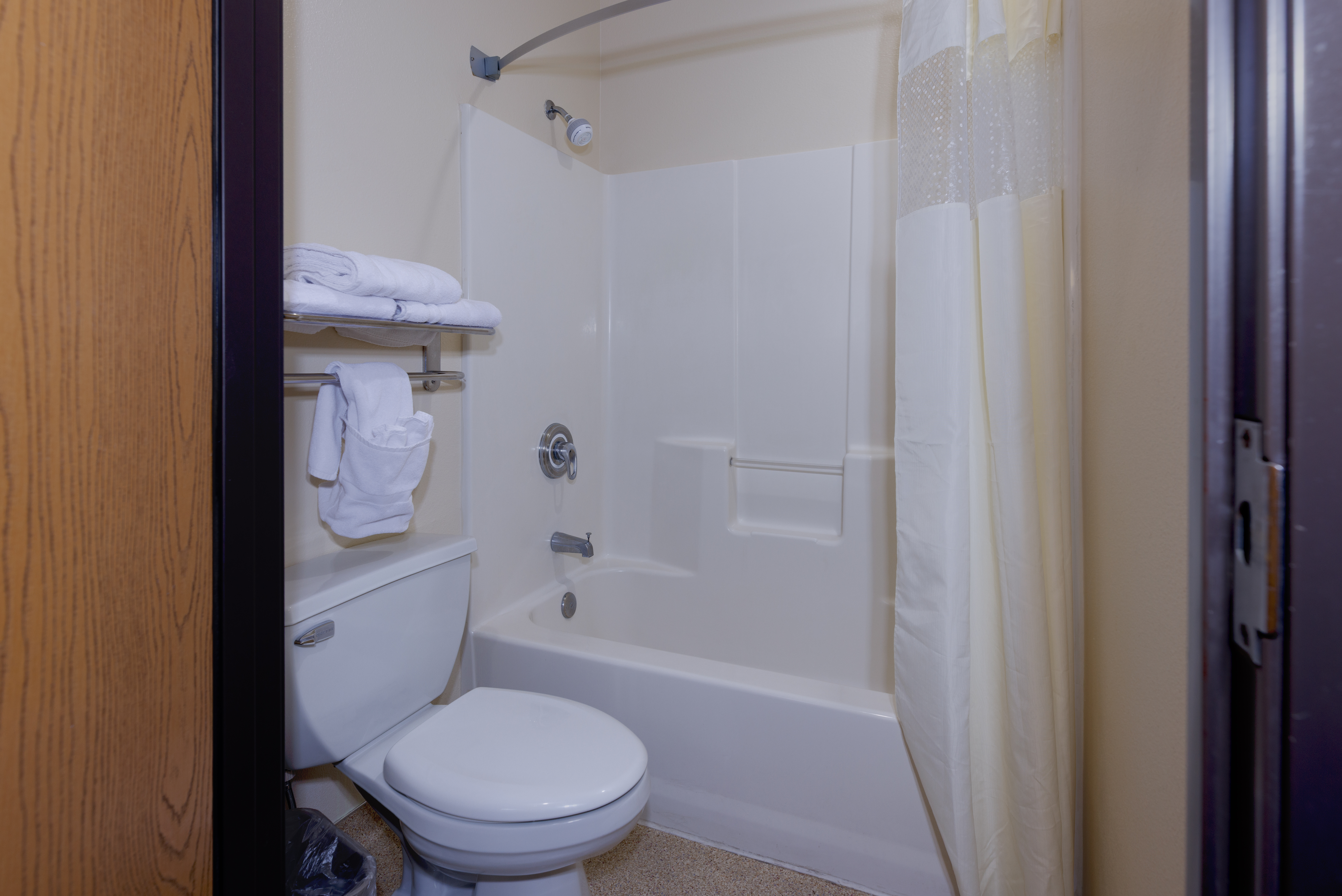 Guest room bath at the Super 8 by Wyndham Grangeville in Grangeville, Idaho