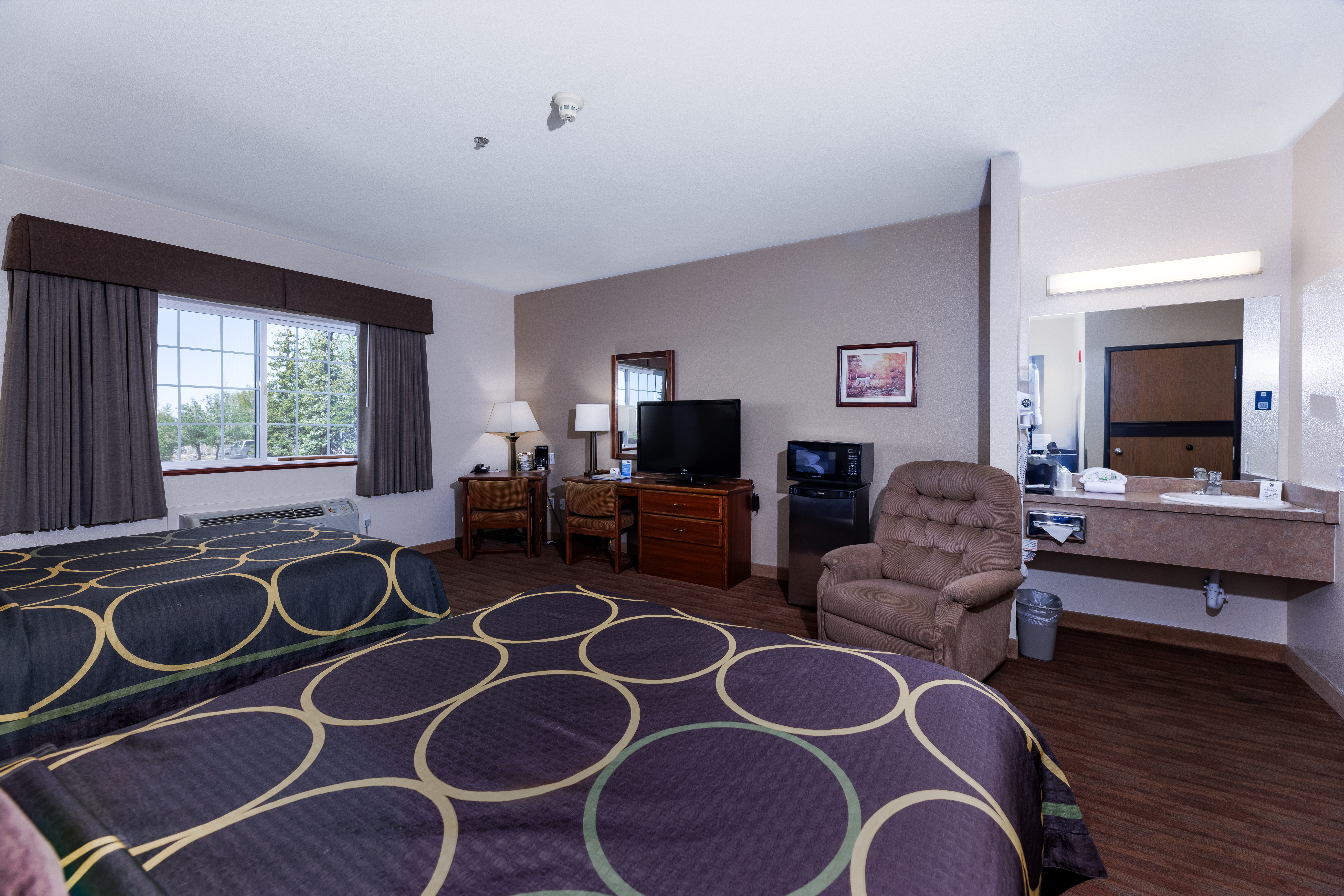 Guest room at the Super 8 by Wyndham Grangeville in Grangeville, Idaho