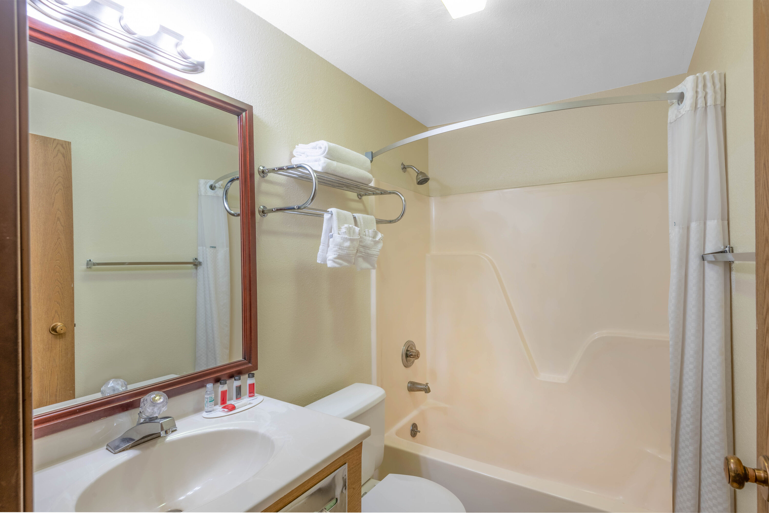 Guest room bath at the Super 8 by Wyndham Lewiston in Lewiston, Idaho