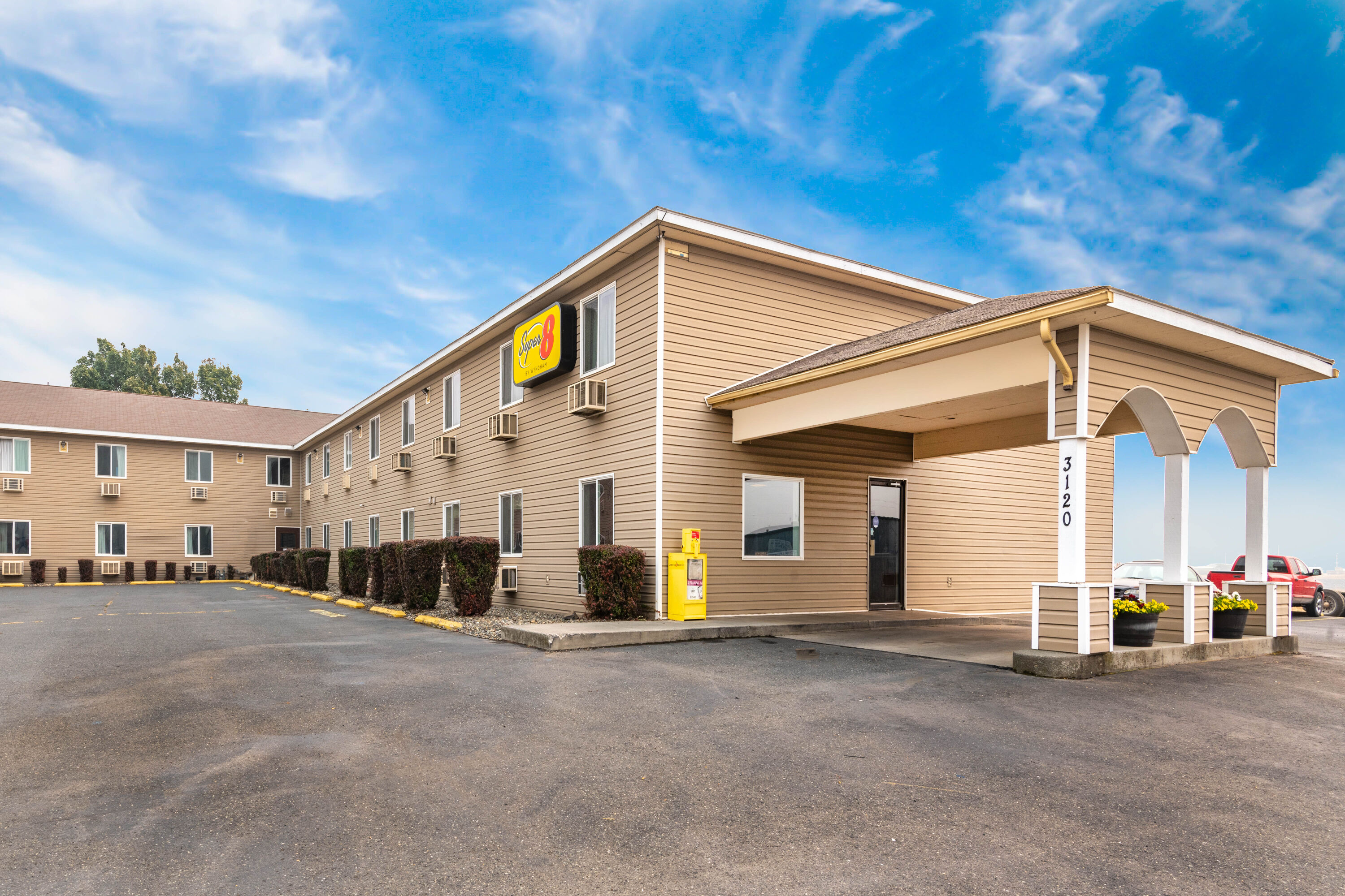 Exterior Day Image of Super 8 by Wyndham Lewiston hotel in Lewiston, Idaho
