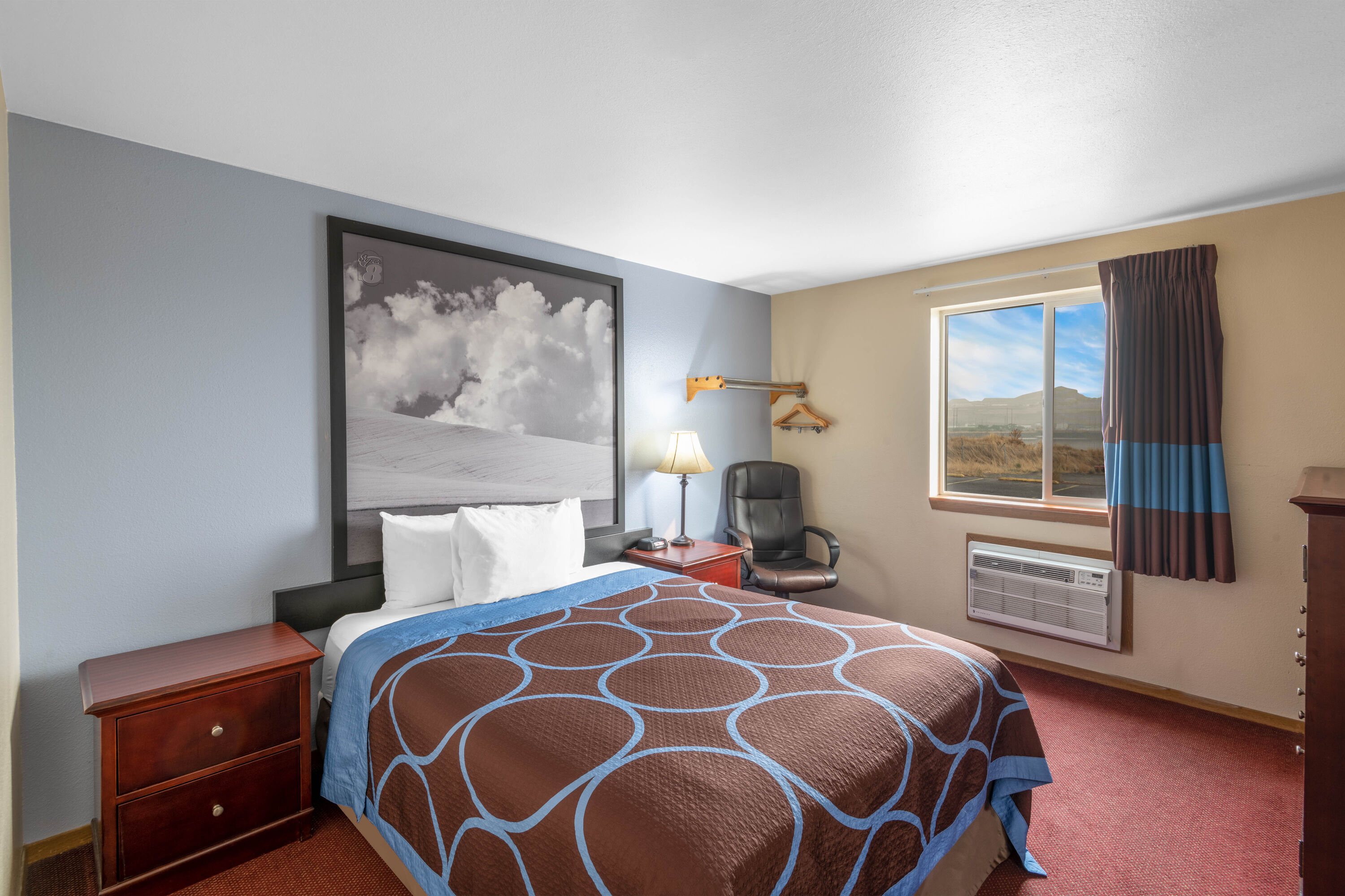Guest room at the Super 8 by Wyndham Lewiston in Lewiston, Idaho