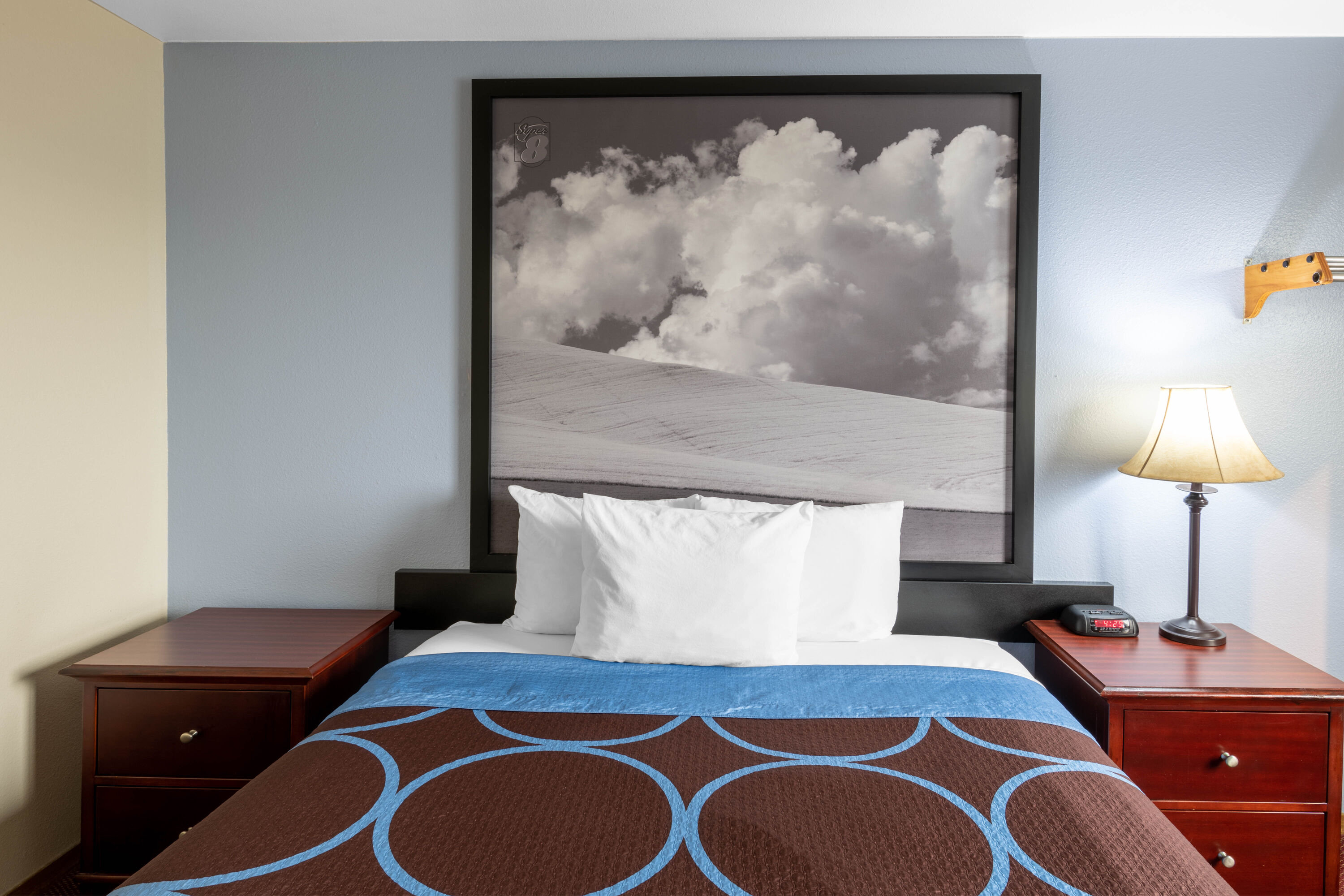 Guest room at the Super 8 by Wyndham Lewiston in Lewiston, Idaho