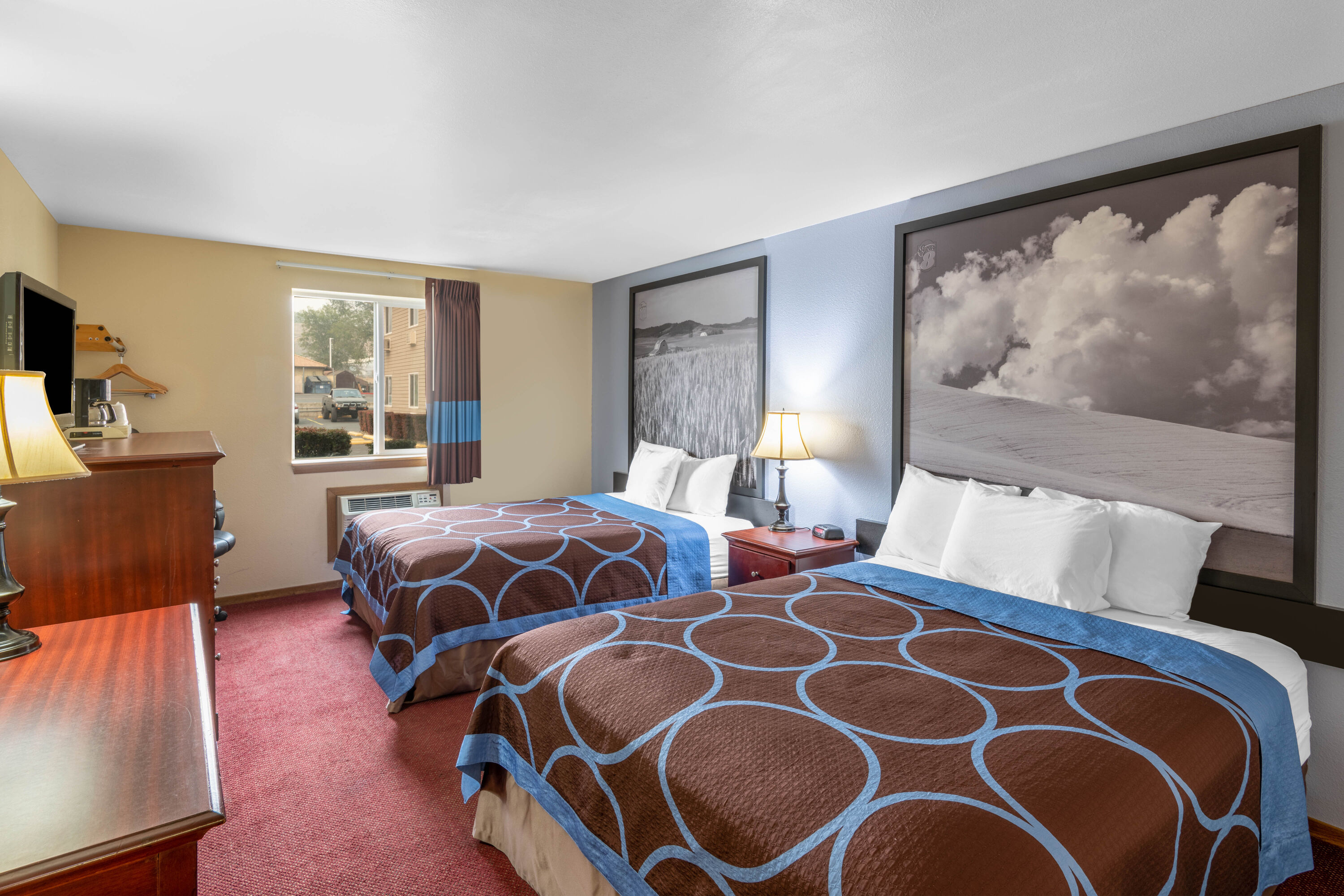 Guest room at the Super 8 by Wyndham Lewiston in Lewiston, Idaho