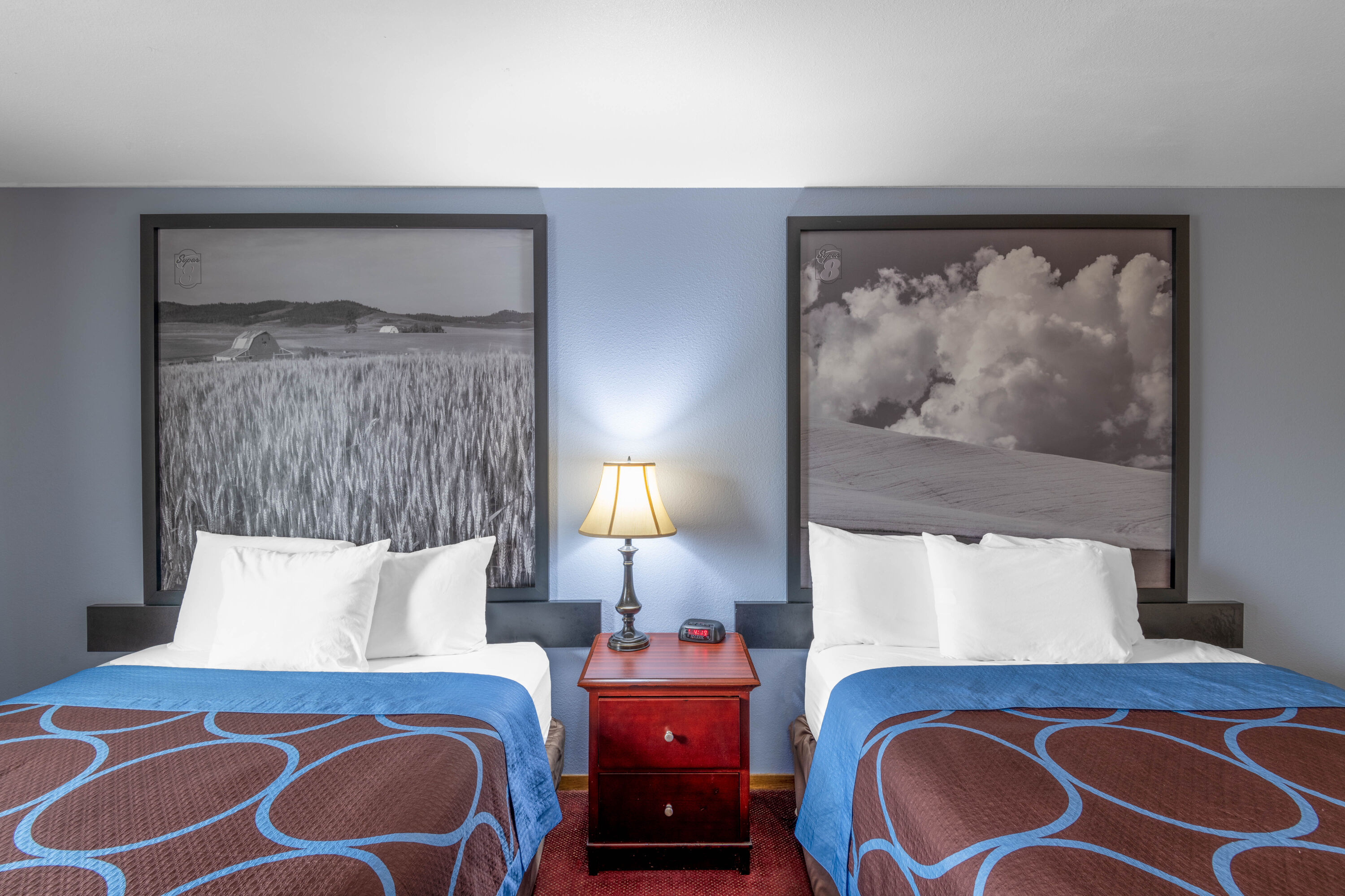 Guest room at the Super 8 by Wyndham Lewiston in Lewiston, Idaho