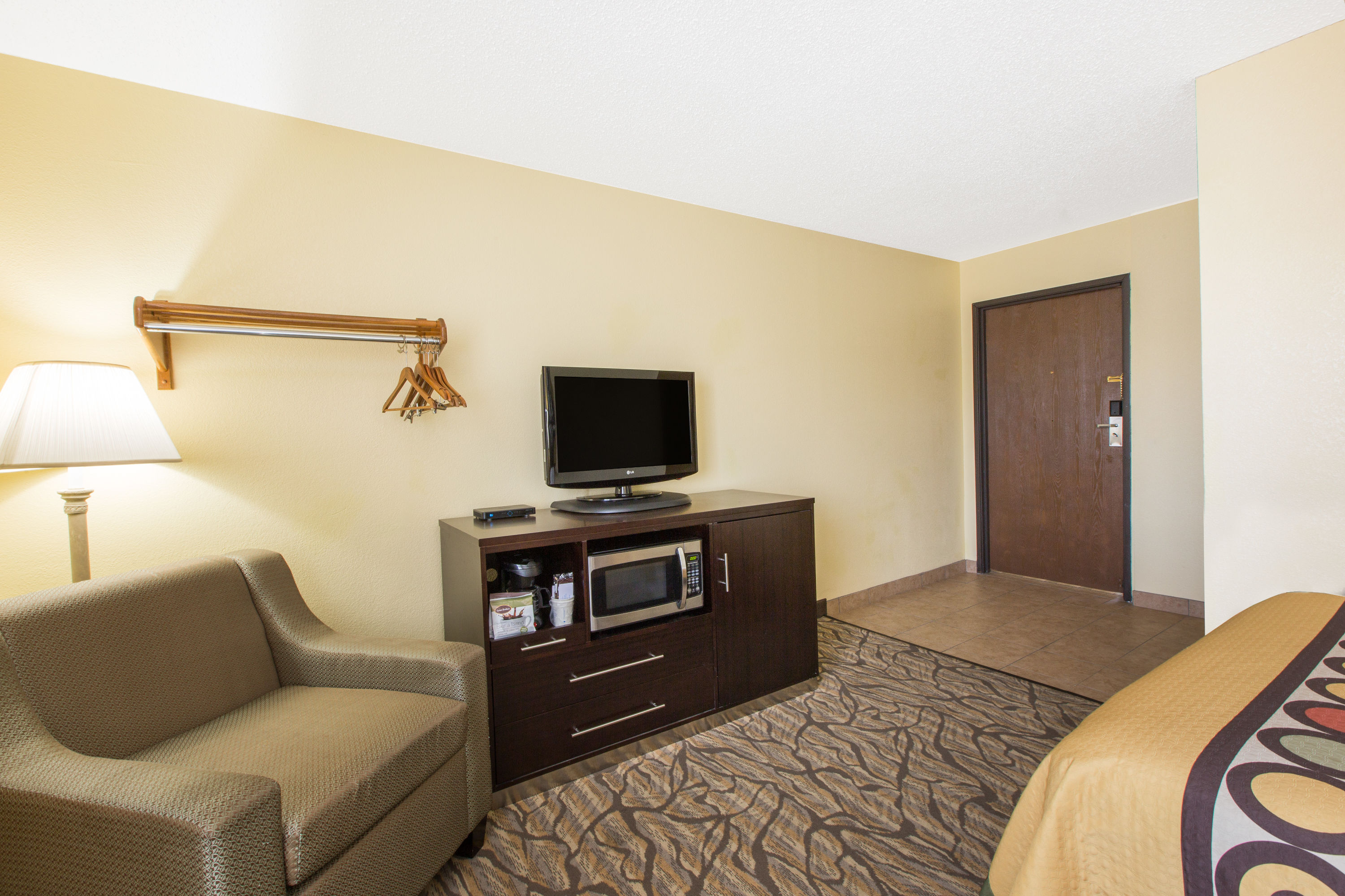 Super 8 by Wyndham Nampa suite living room in Nampa, Idaho