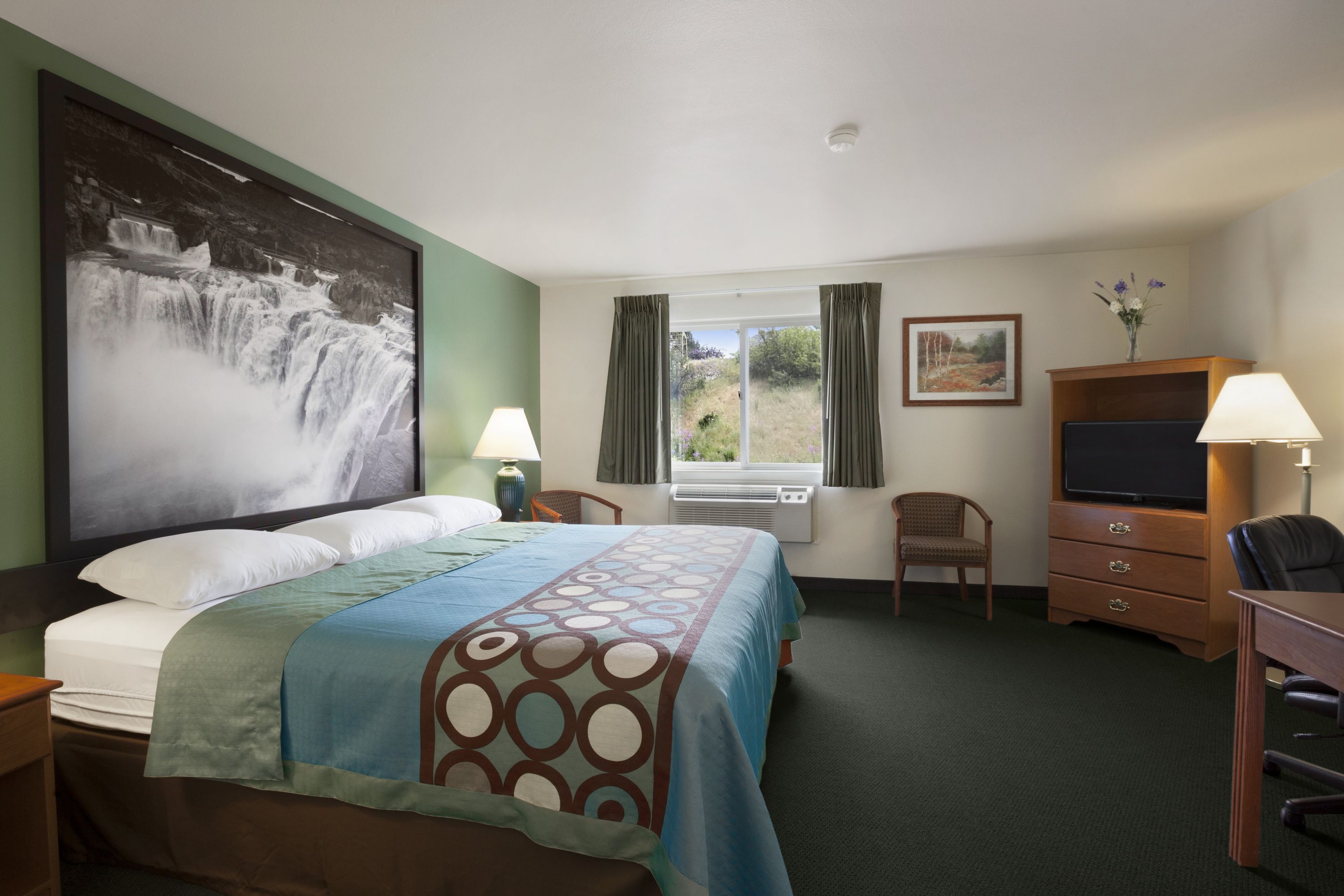 Guest room at the Super 8 by Wyndham Salmon in Salmon, Idaho