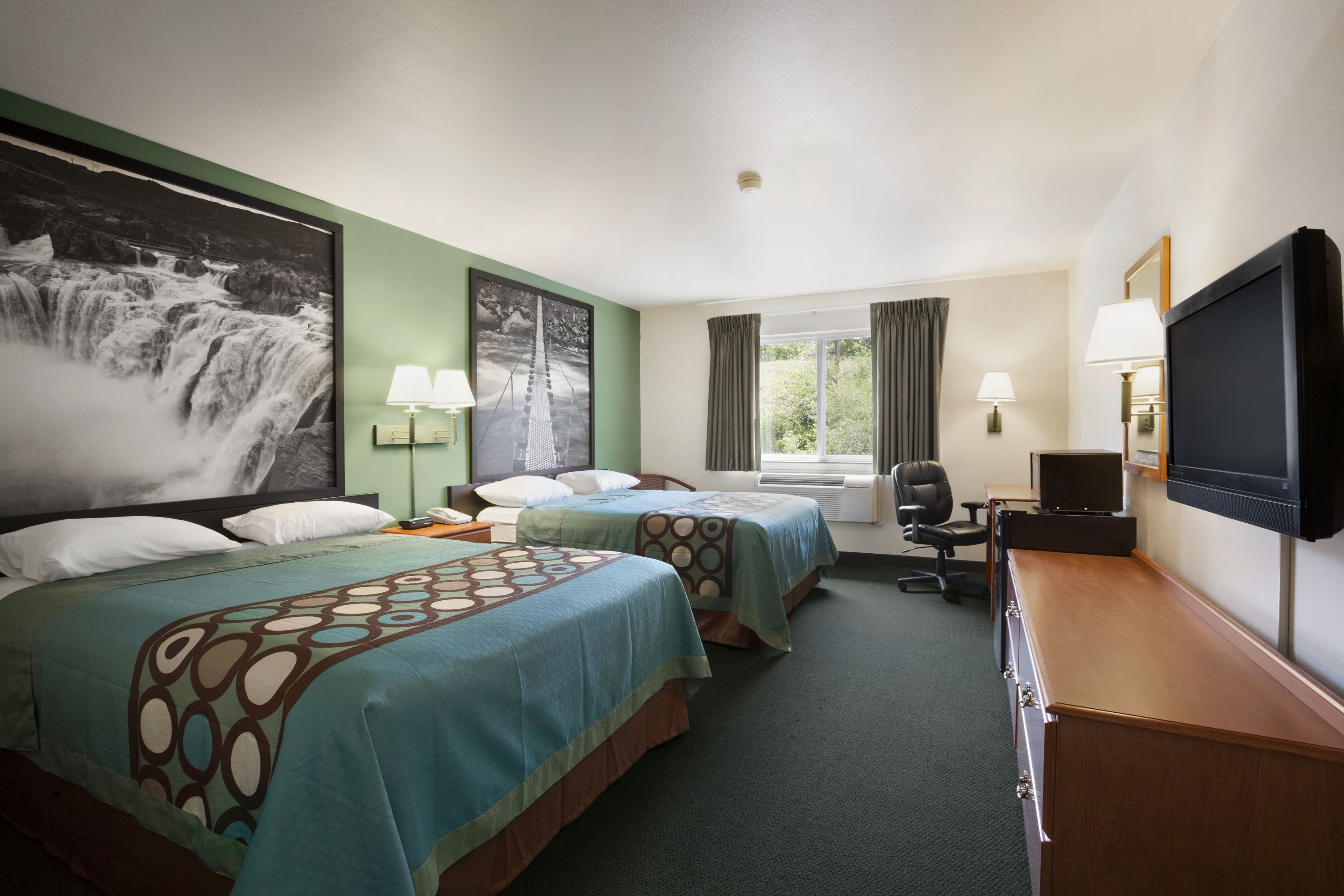 Guest room at the Super 8 by Wyndham Salmon in Salmon, Idaho