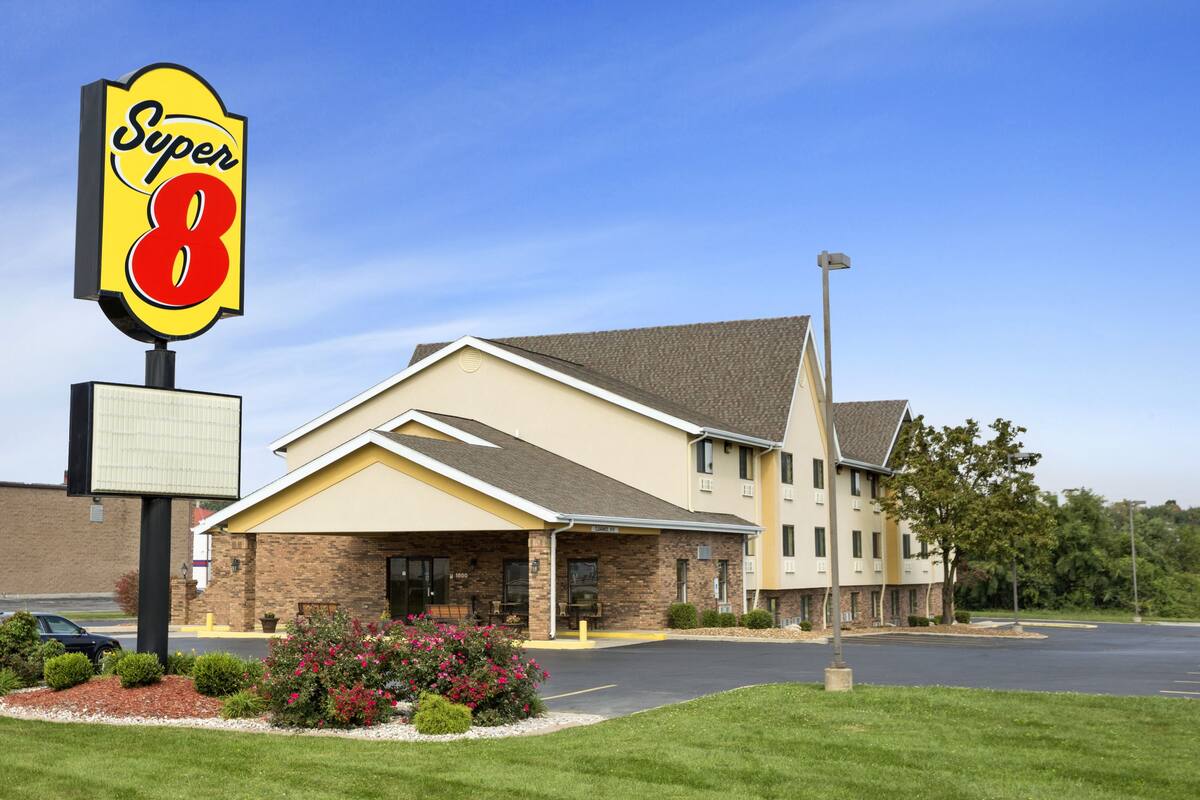 Super 8 Alton Hotels Il 62002 Exterior Of Super 8 Alton Hotel In Illinois