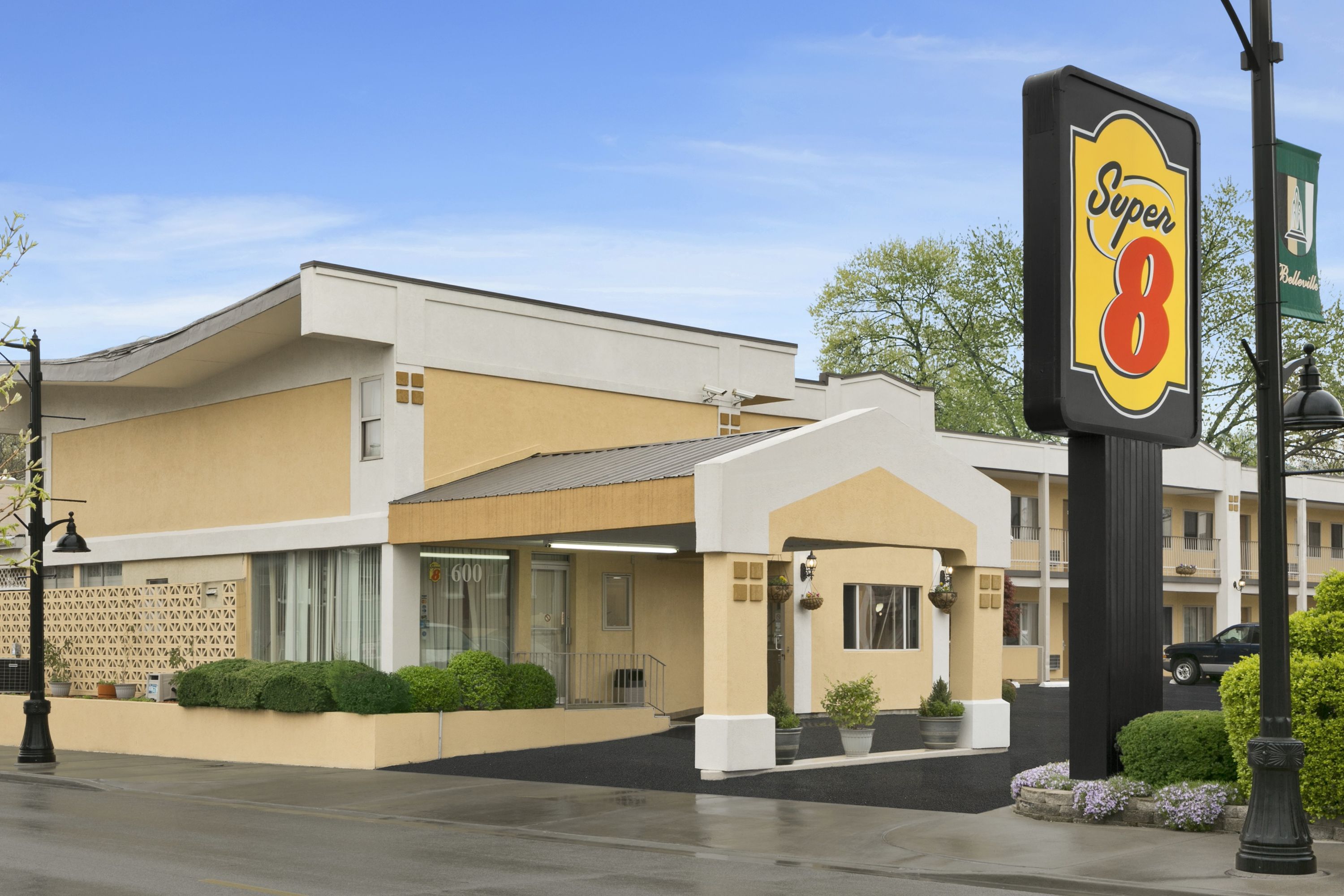 Exterior of Super 8 by Wyndham Belleville IL/St. Louis Area hotel in Belleville, Illinois