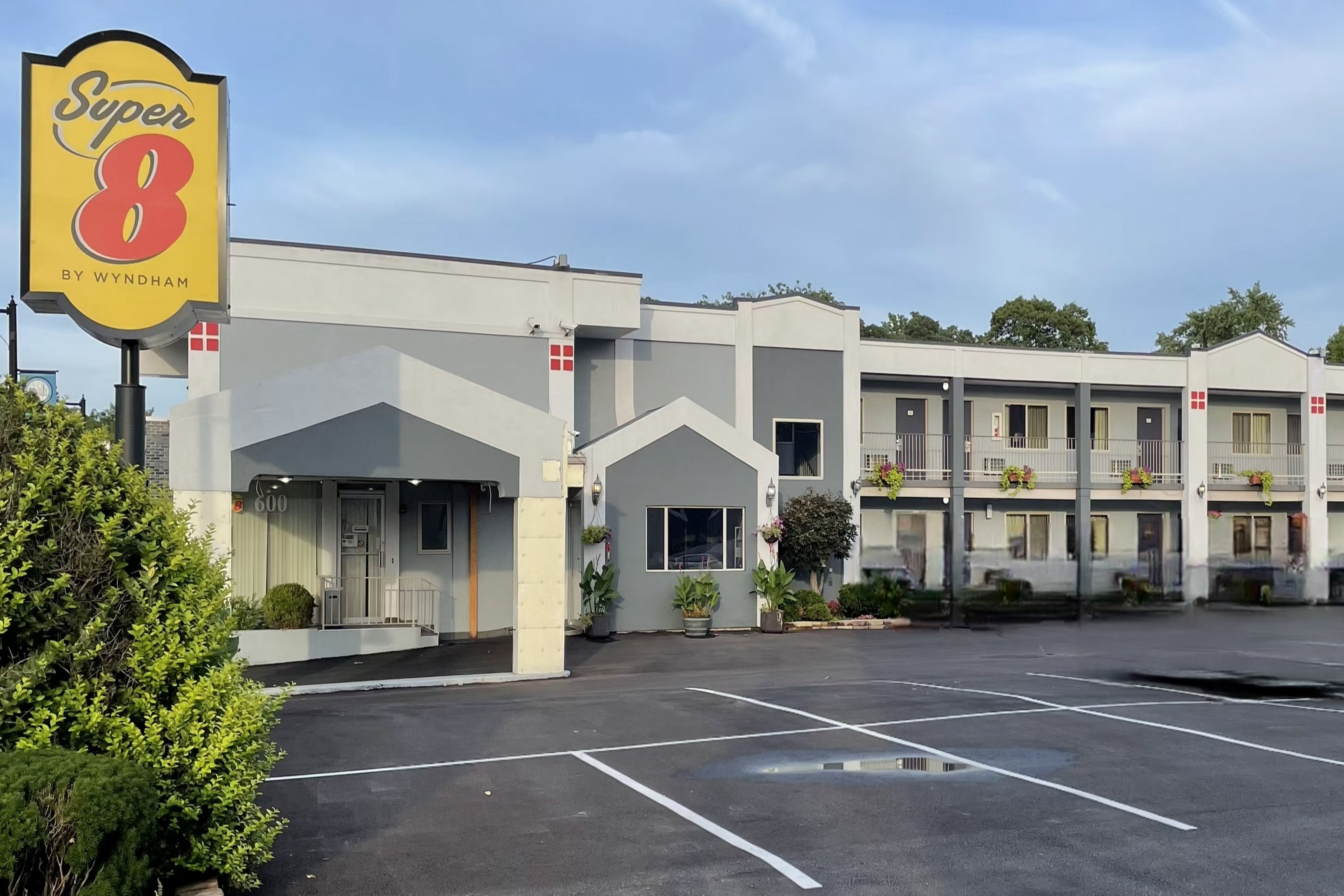 Exterior of Super 8 by Wyndham Belleville IL/St. Louis Area hotel in Belleville, Illinois