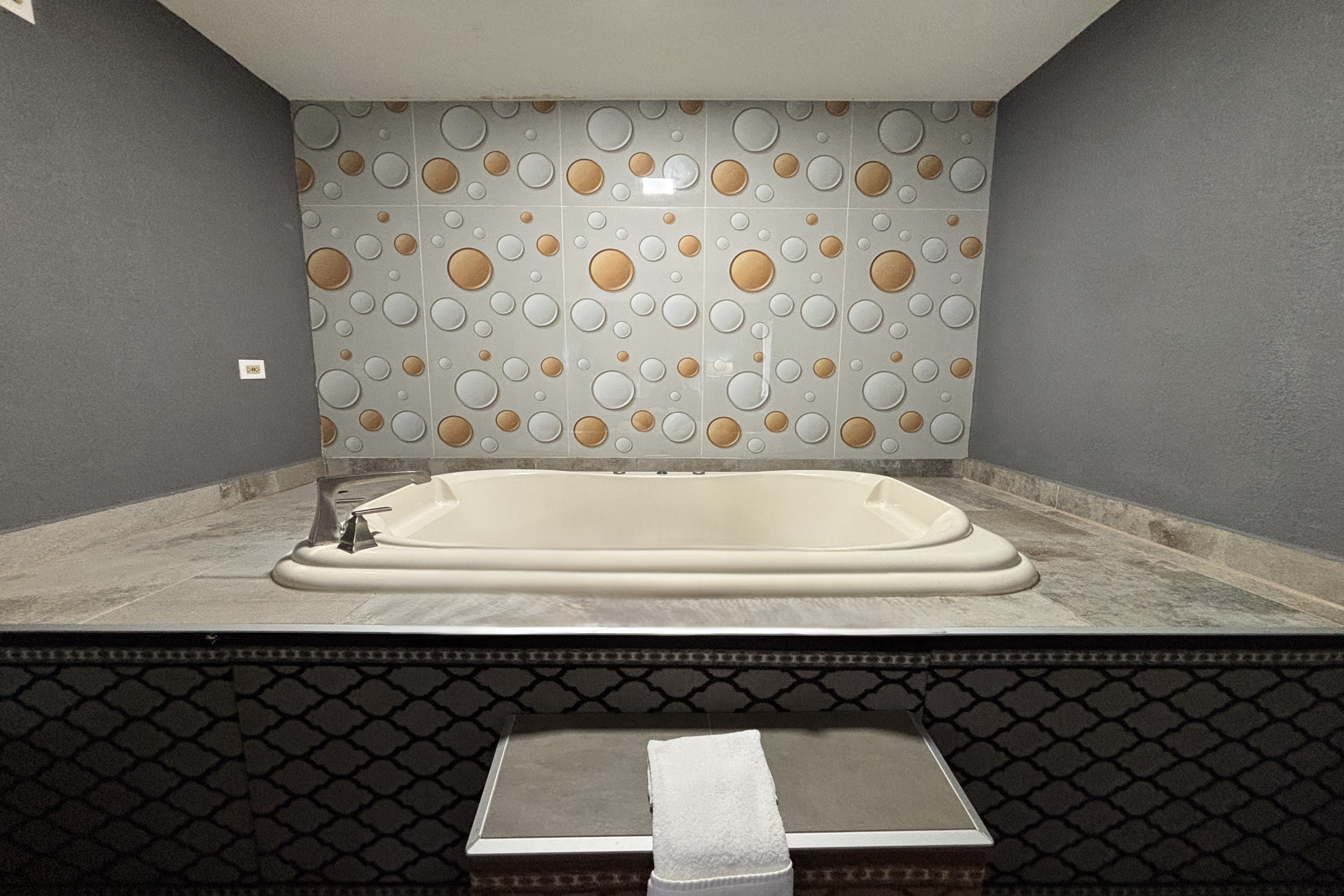 Guest room bath at the Super 8 by Wyndham Belleville IL/St. Louis Area in Belleville, Illinois