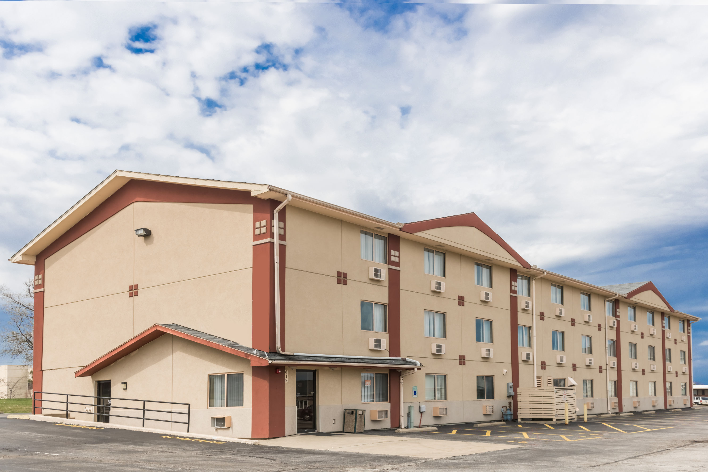 Exterior Day Image of Super 8 by Wyndham Bloomington/Normal hotel in Bloomington, Illinois