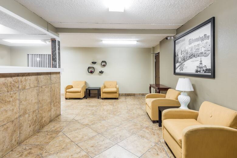 Super 8 Bloomington hotel lobby in Bloomington, Illinois