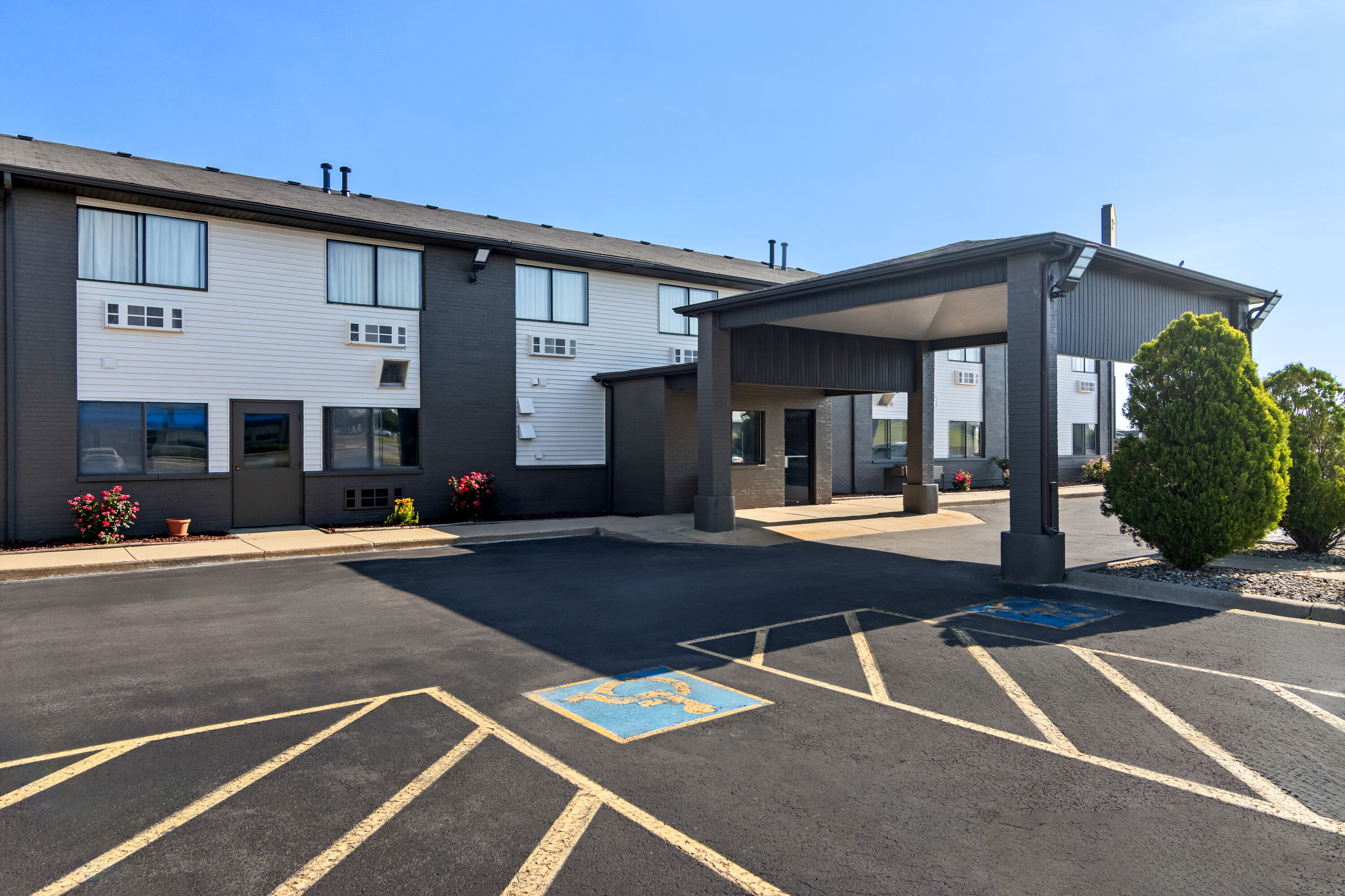 Exterior Day Image of Super 8 by Wyndham Bourbonnais/Kankakee Area hotel in Bourbonnais, Illinois