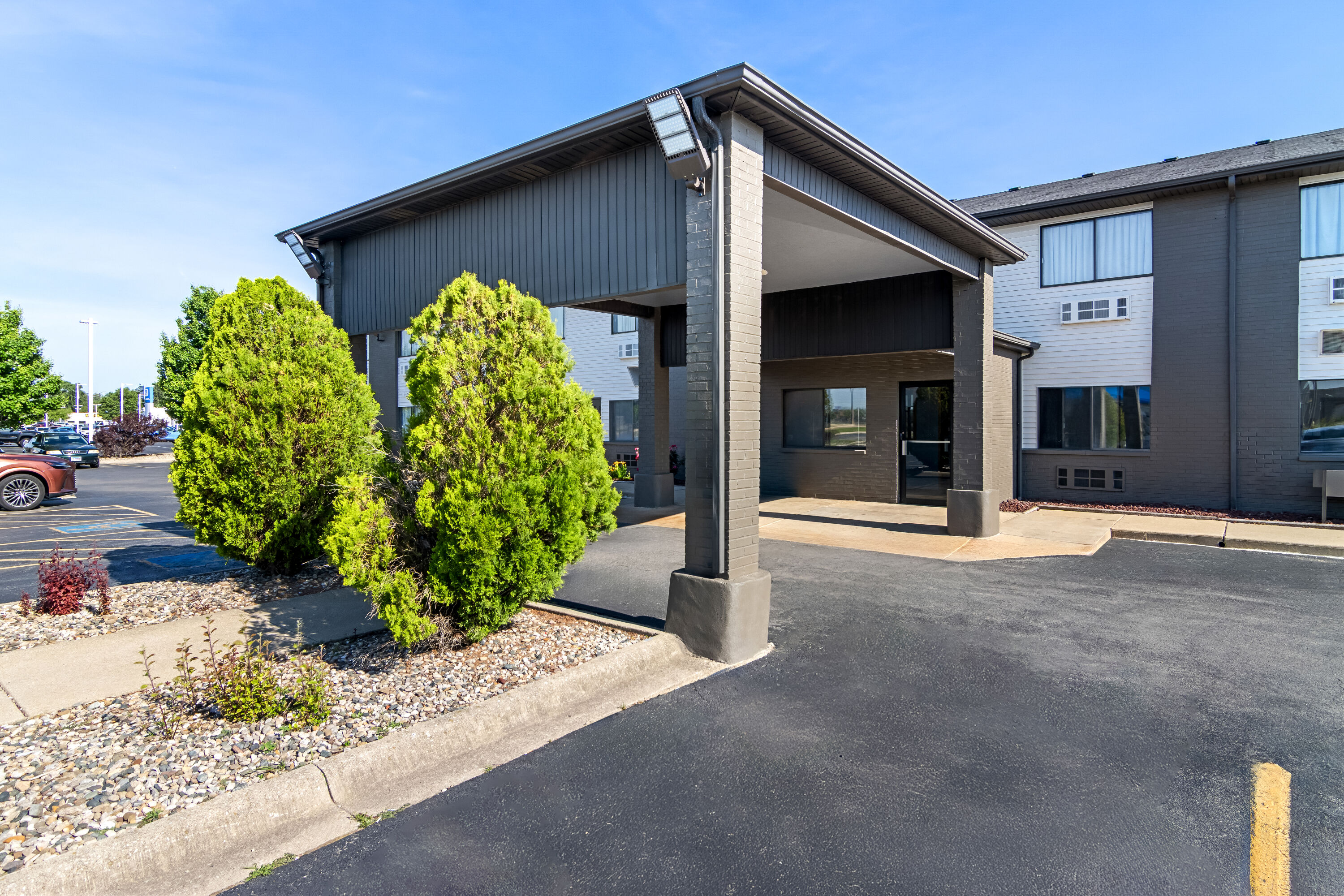 Exterior Day Image of Super 8 by Wyndham Bourbonnais/Kankakee Area hotel in Bourbonnais, Illinois