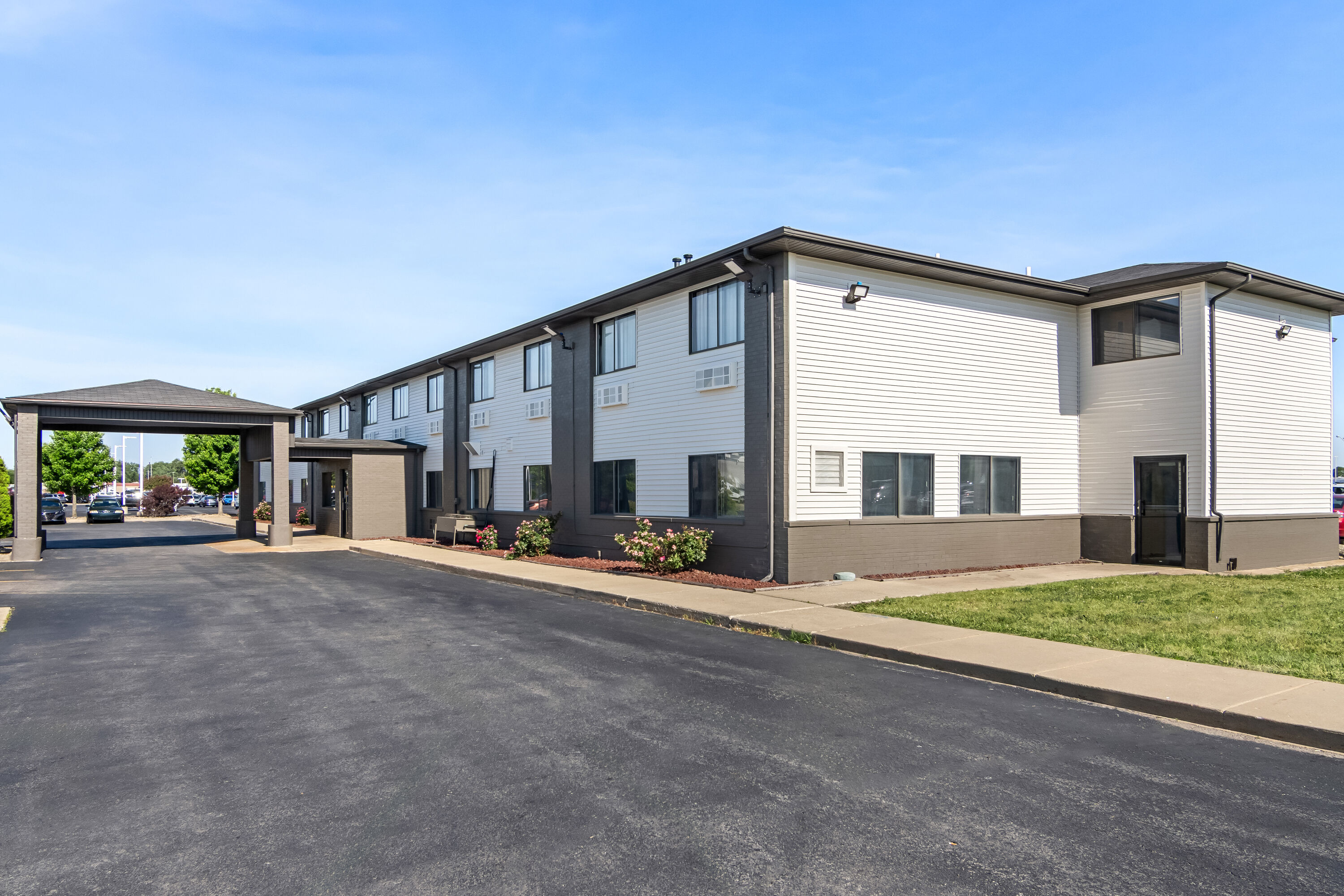 Exterior Day Image of Super 8 by Wyndham Bourbonnais/Kankakee Area hotel in Bourbonnais, Illinois