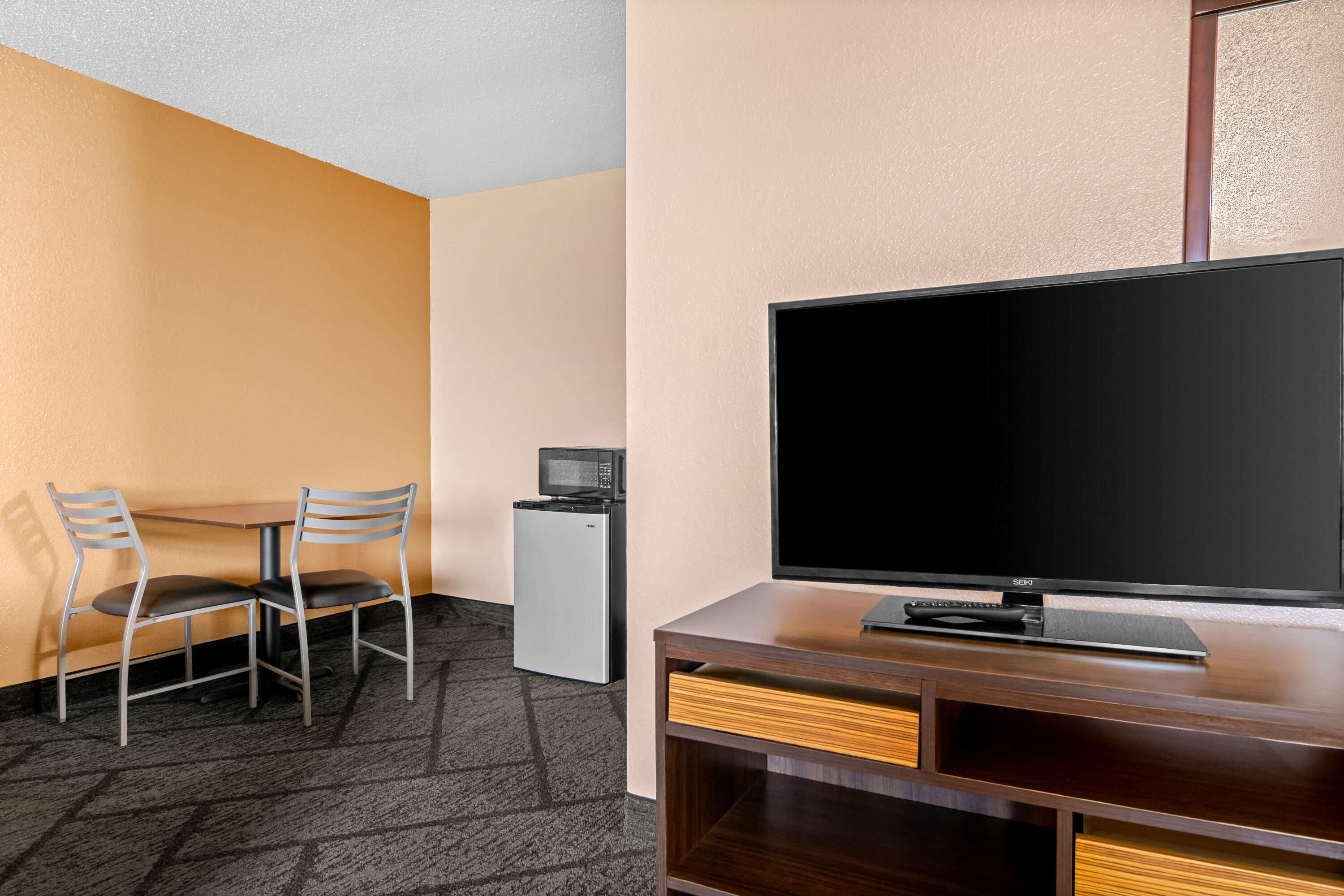 Double bed guest room at the Super 8 by Wyndham Bourbonnais/Kankakee Area in Bourbonnais, Illinois