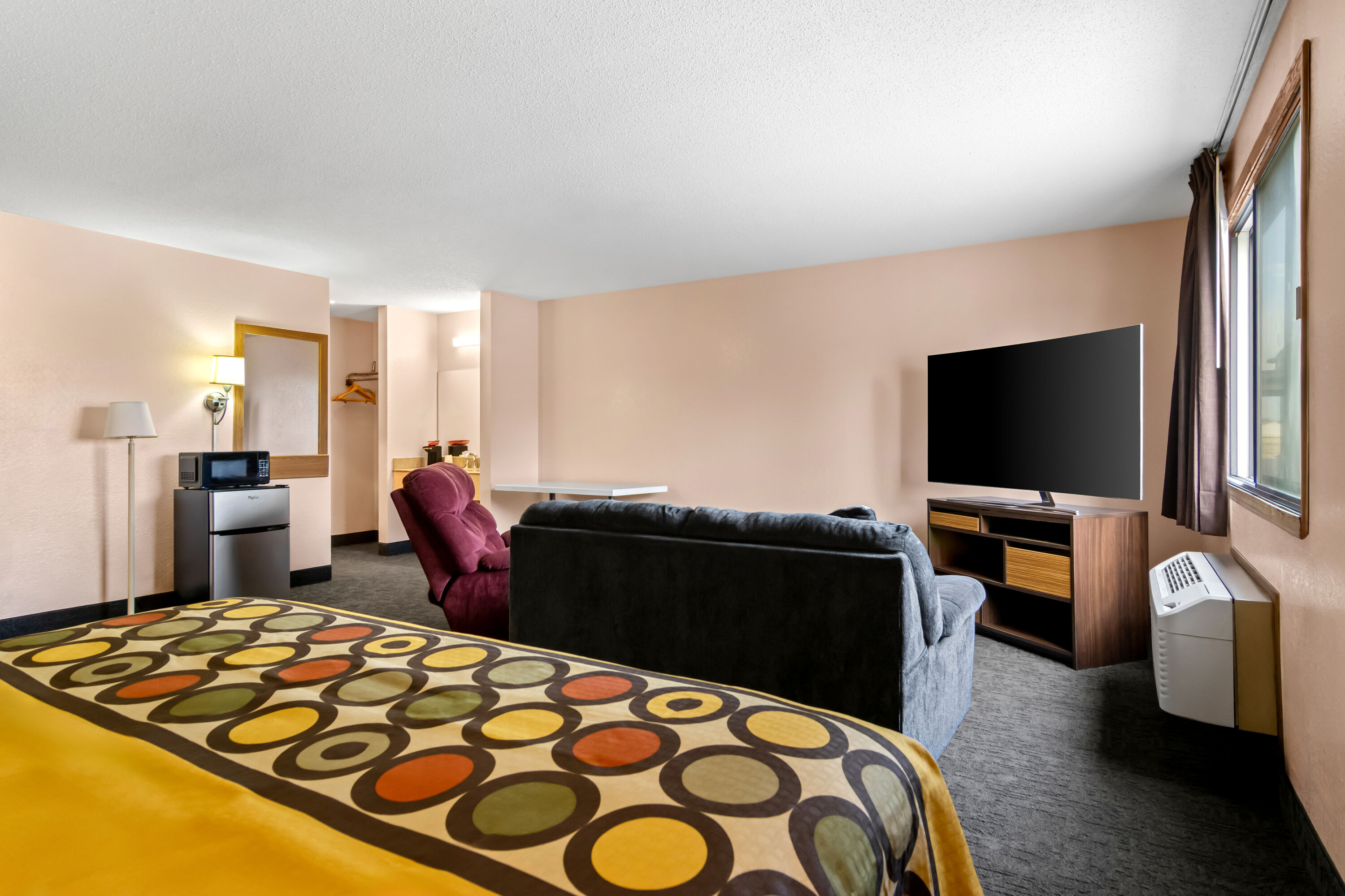King bed guest room at the Super 8 by Wyndham Bourbonnais/Kankakee Area in Bourbonnais, Illinois