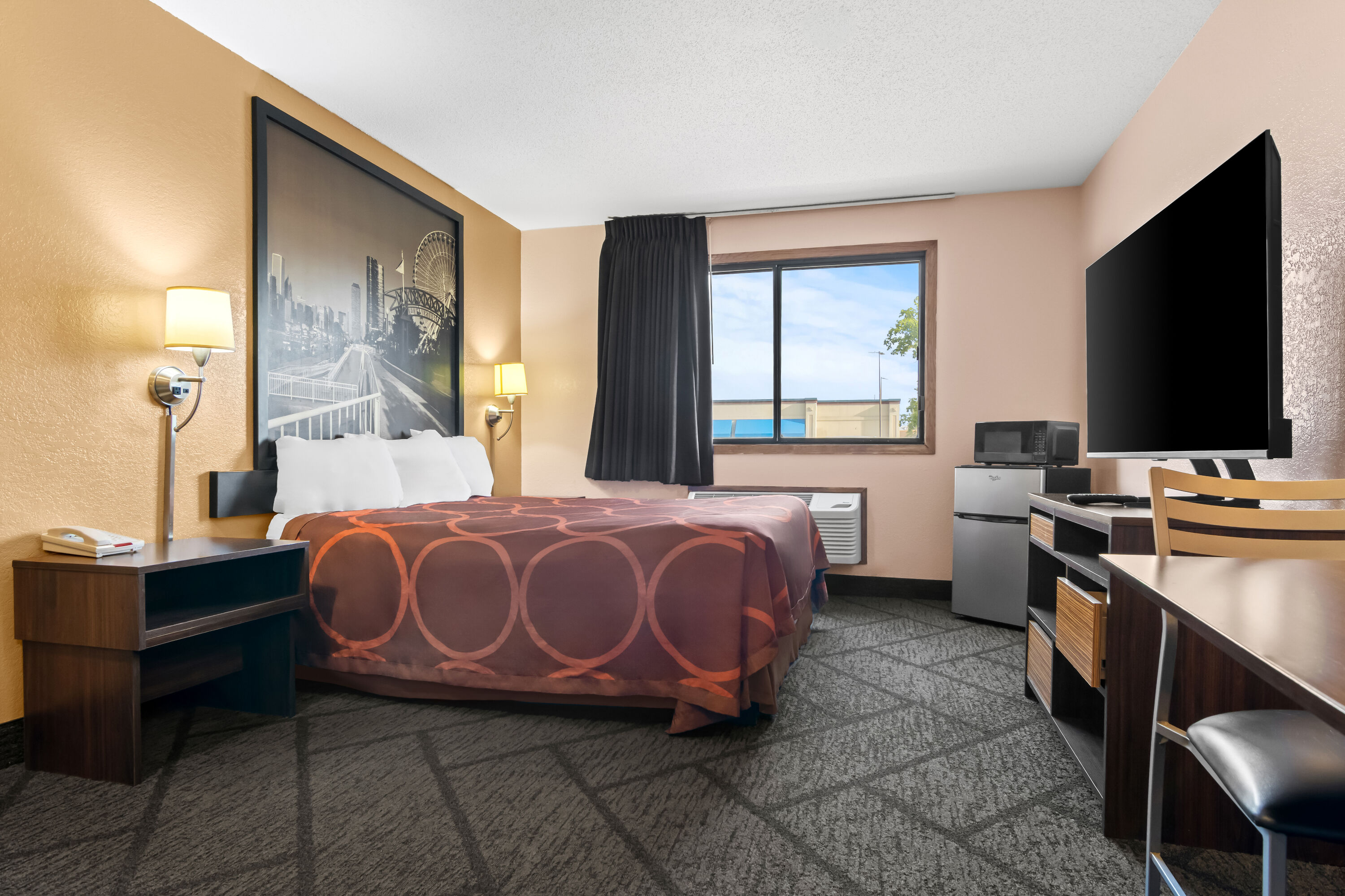 Queen bed guest room at the Super 8 by Wyndham Bourbonnais/Kankakee Area in Bourbonnais, Illinois