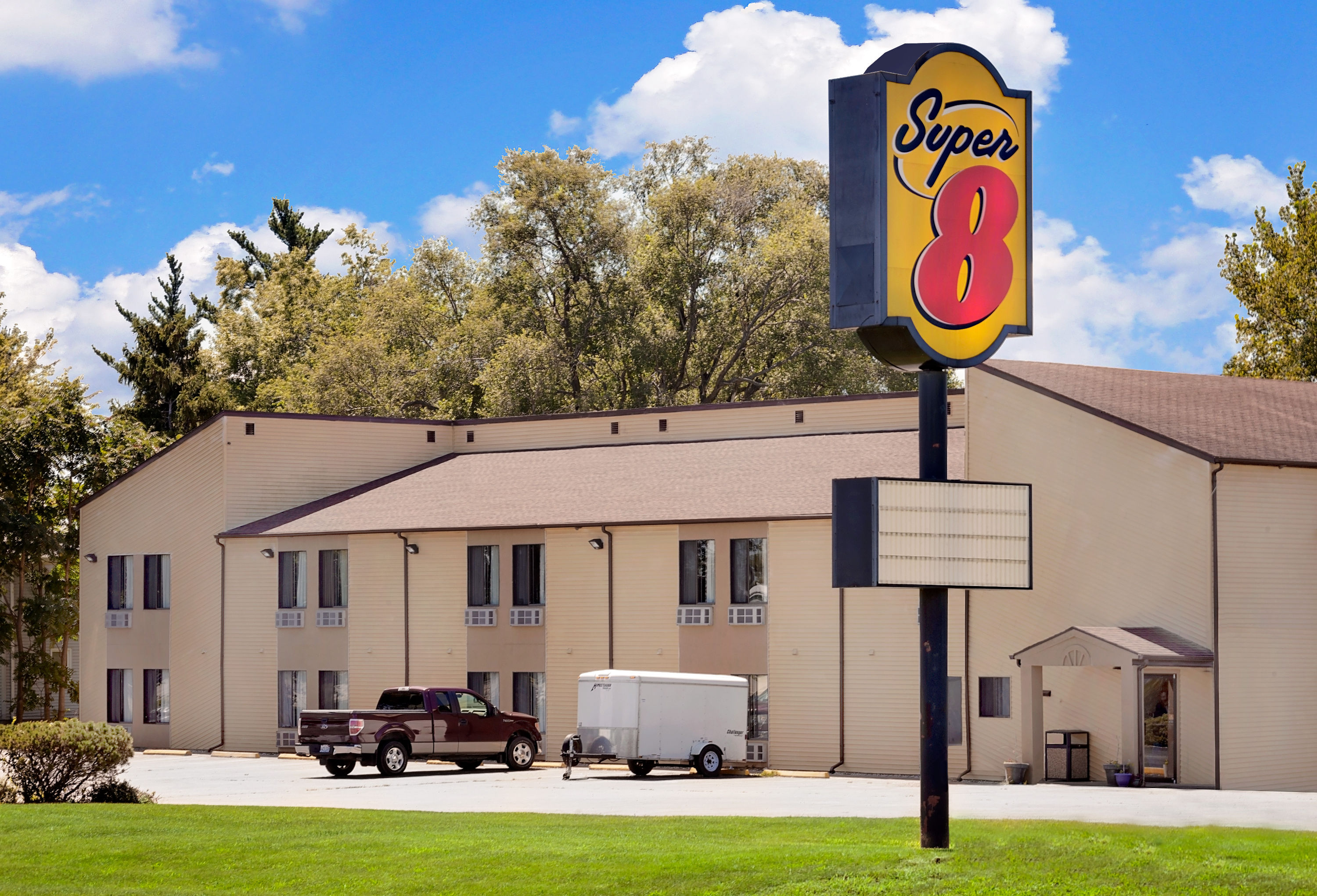 Super 8 By Wyndham Canton Il Canton Il Hotels