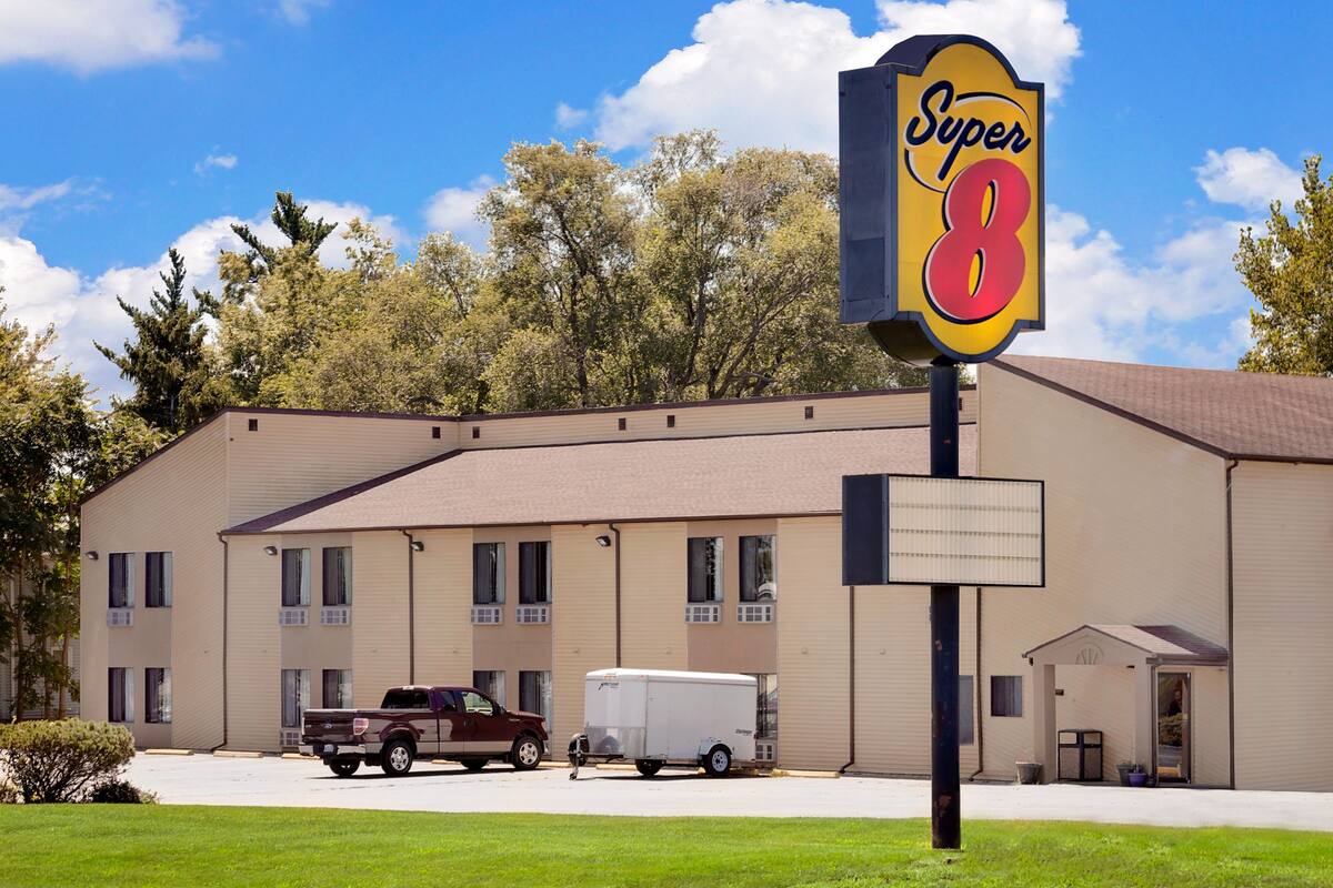 Super 8 Canton Il Hotels 61520 1083 Super 8 Canton Il