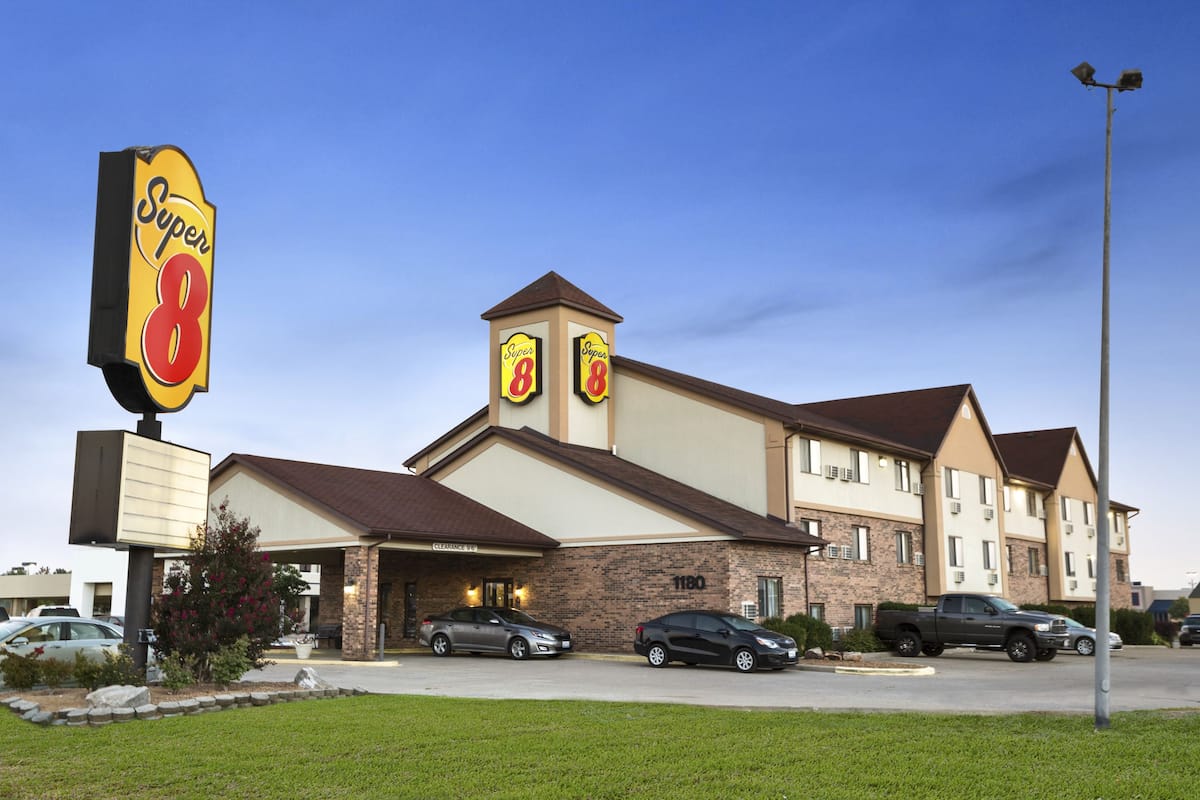 Super 8 By Wyndham Carbondale Hotels Il 62901 3137 Exterior Of Super 8 By Wyndham Carbondale Hotel In Illinois