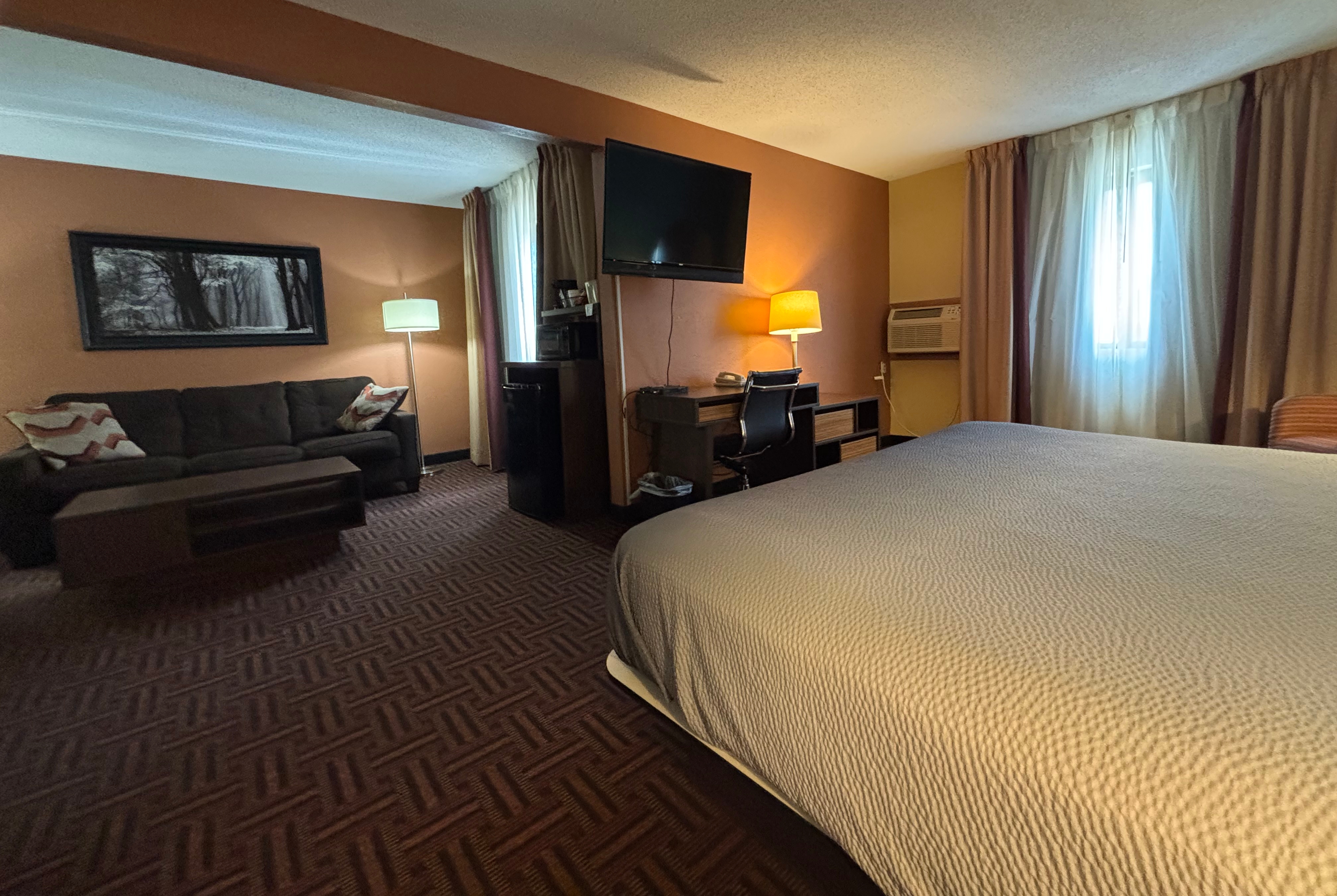 Super 8 by Wyndham Carbondale suite in Carbondale, Illinois