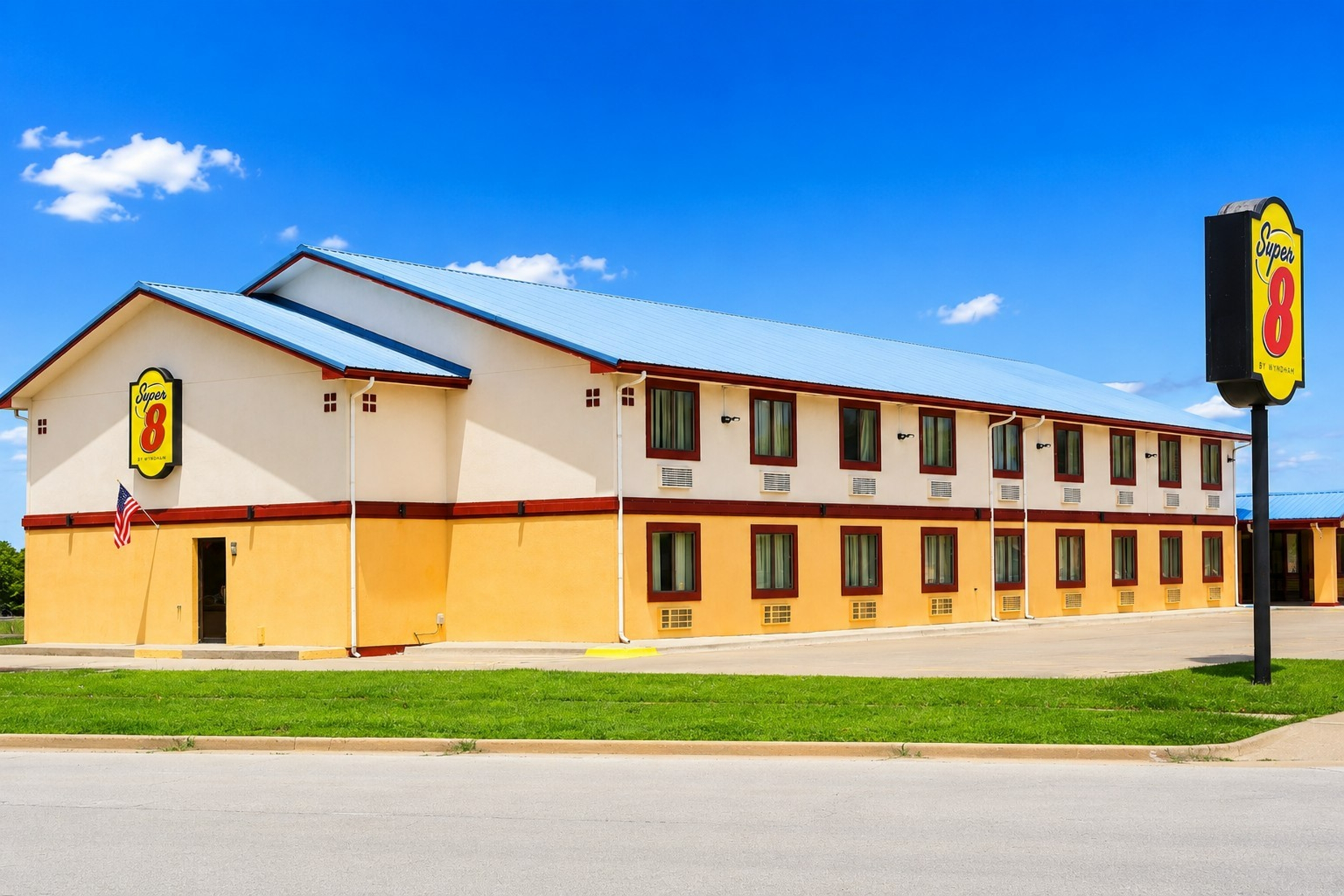 Exterior of Super 8 by Wyndham Champaign hotel in Champaign, Illinois