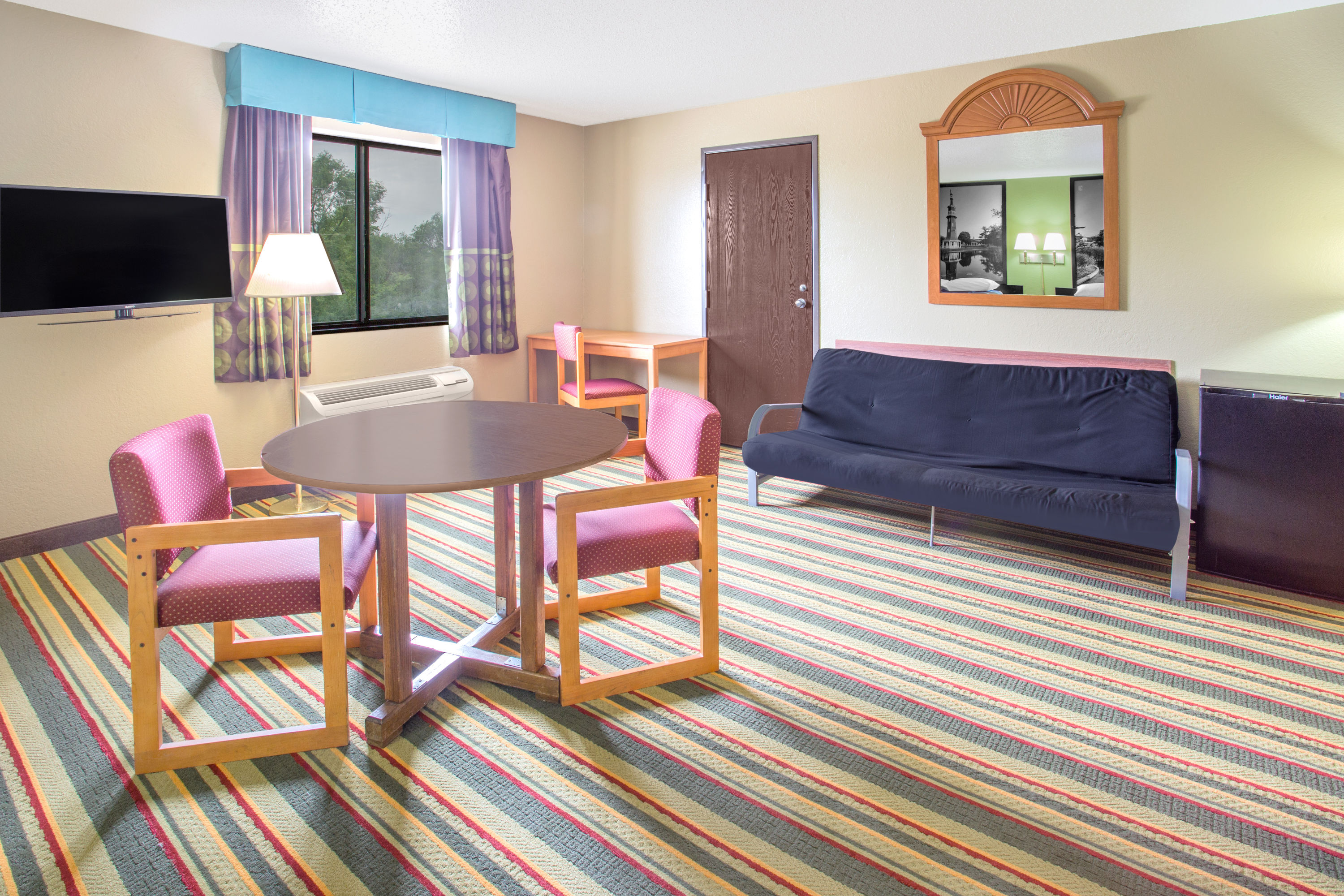 Super 8 by Wyndham Champaign suite in Champaign, Illinois