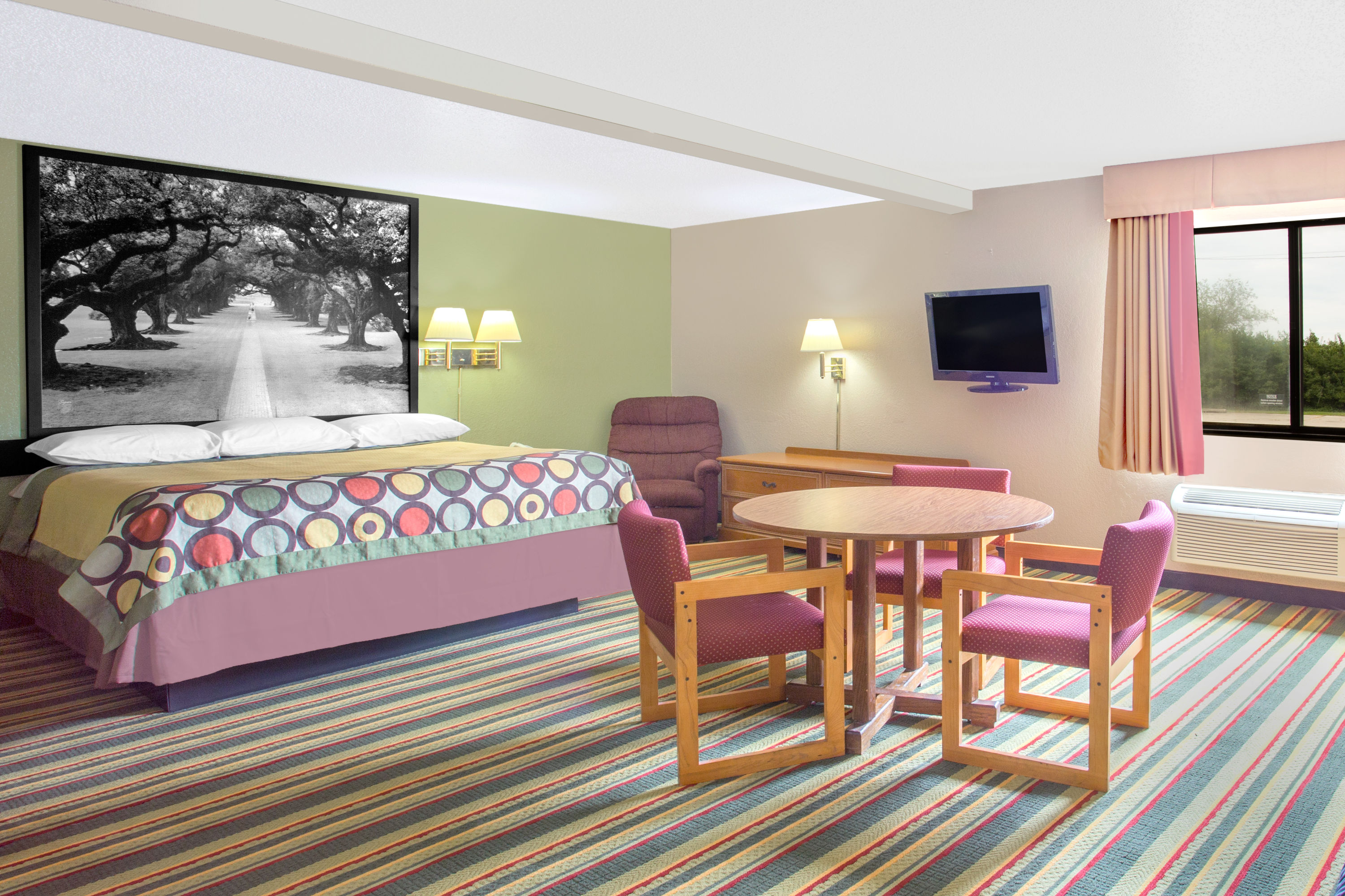 Super 8 by Wyndham Champaign suite in Champaign, Illinois