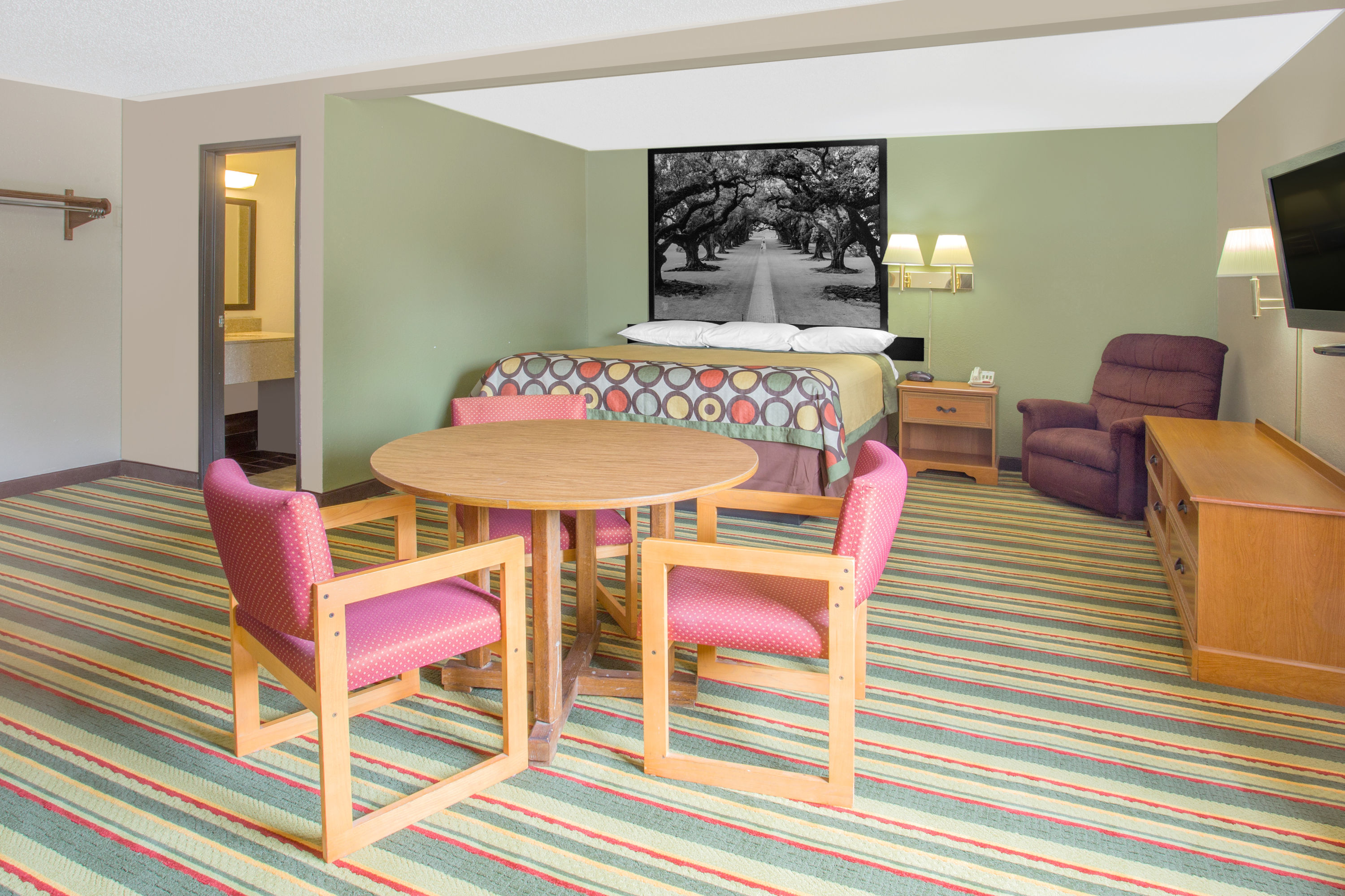 Super 8 by Wyndham Champaign suite in Champaign, Illinois
