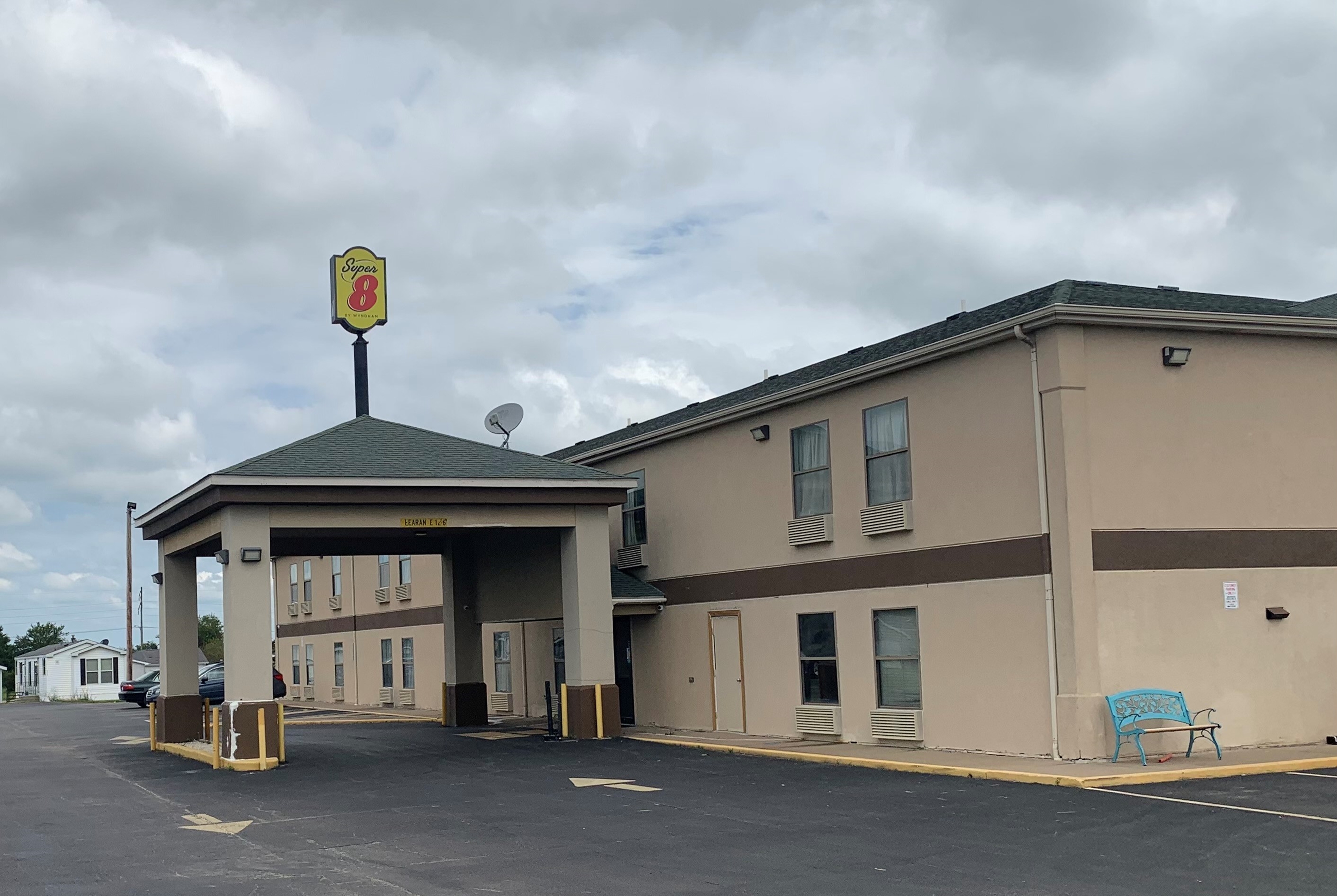 Exterior of Super 8 by Wyndham Chenoa hotel in chenoa, Illinois
